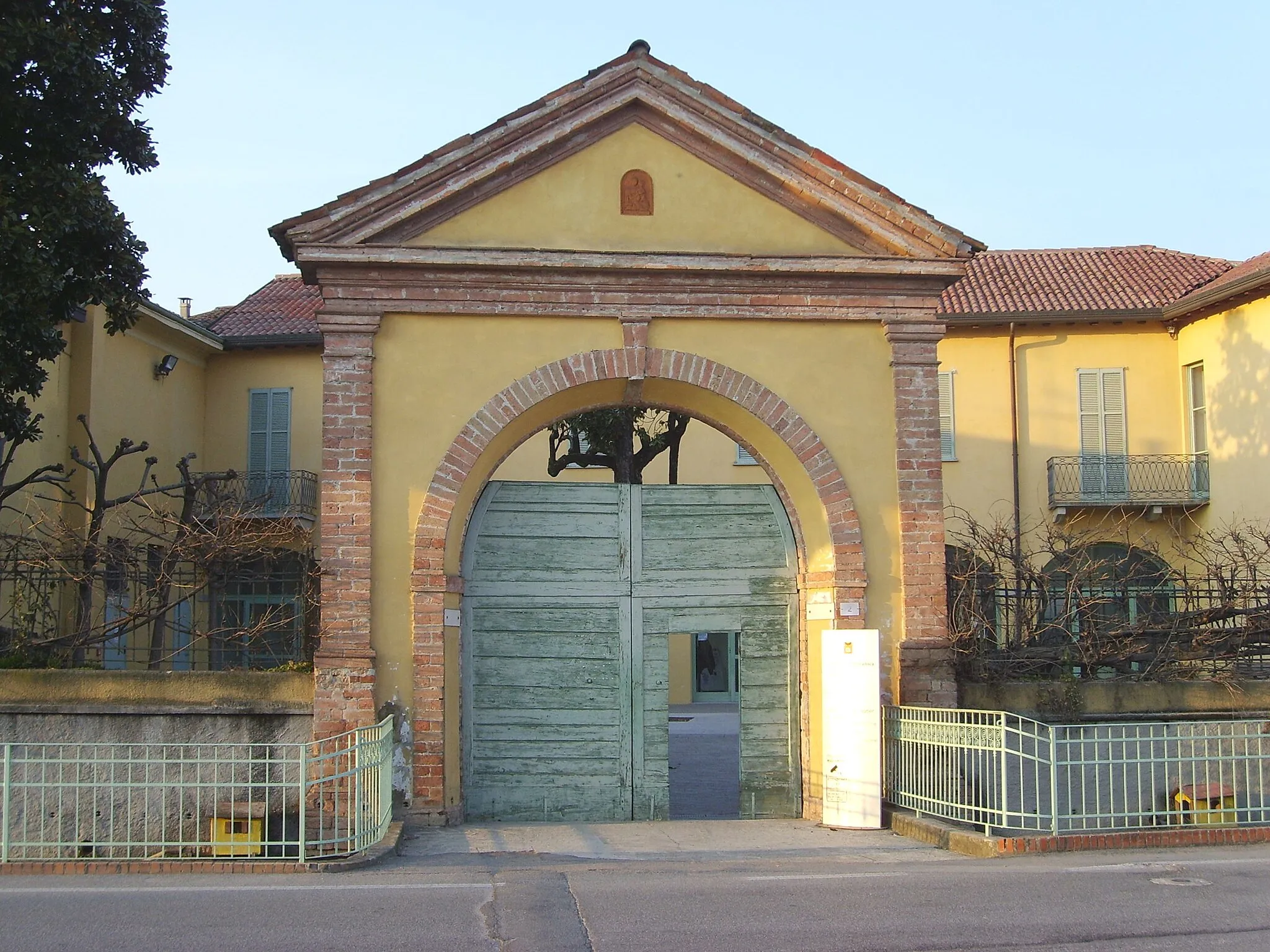 Photo showing: Mozzanica (BG) - Facciata di Casa Fiori, sede di Biblioteca comunale, AUSER, InformaGiovani