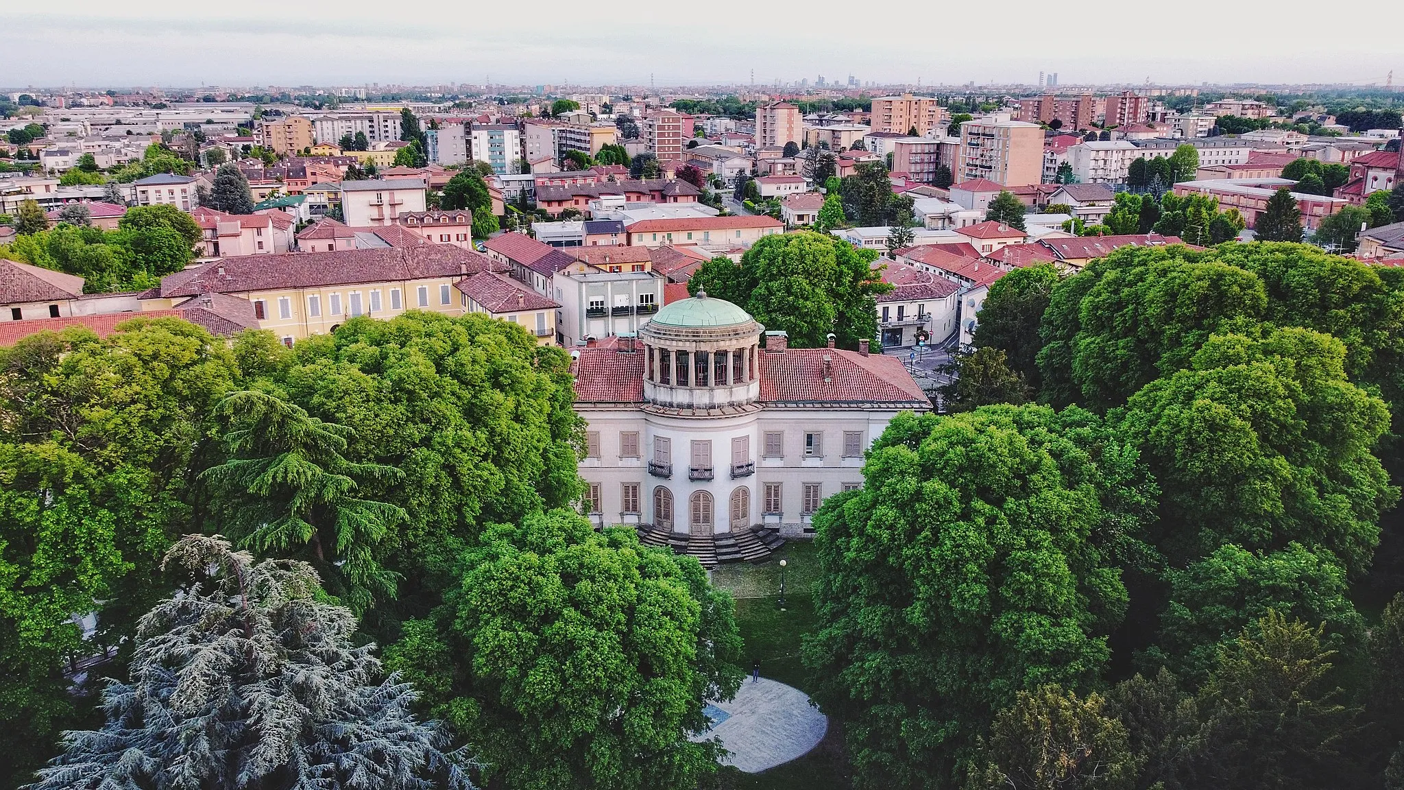 Photo showing: Vista aerea su parco Casati e municipio di Muggiò.