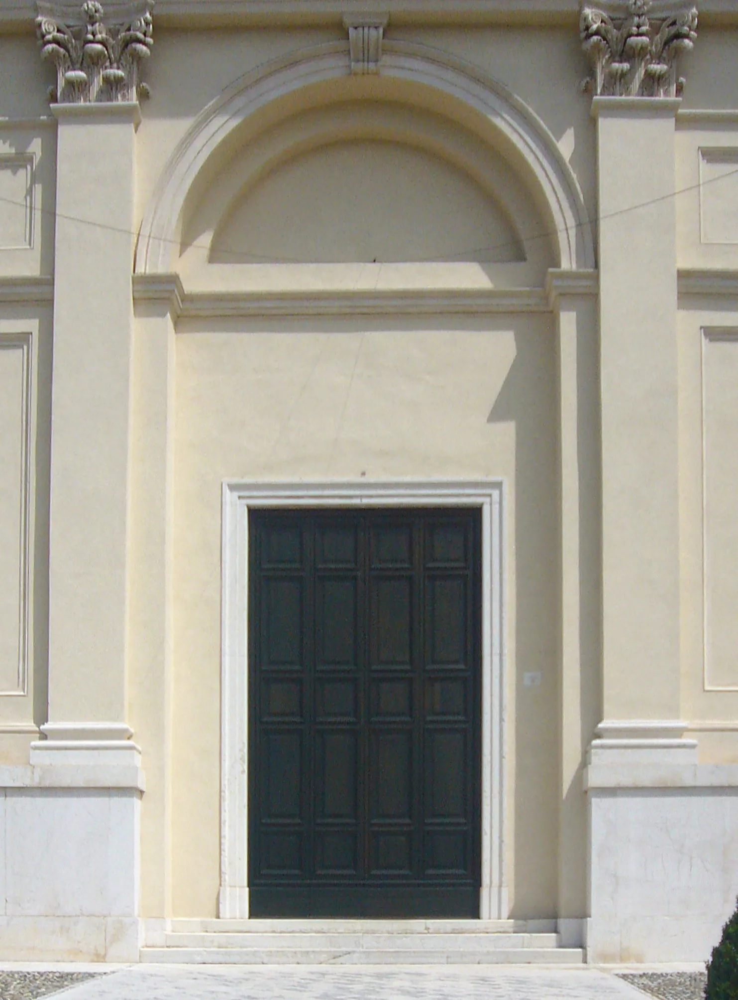Photo showing: Il portale d'ingresso della chiesa di Santa Maria Assunta a Muscoline (BS)