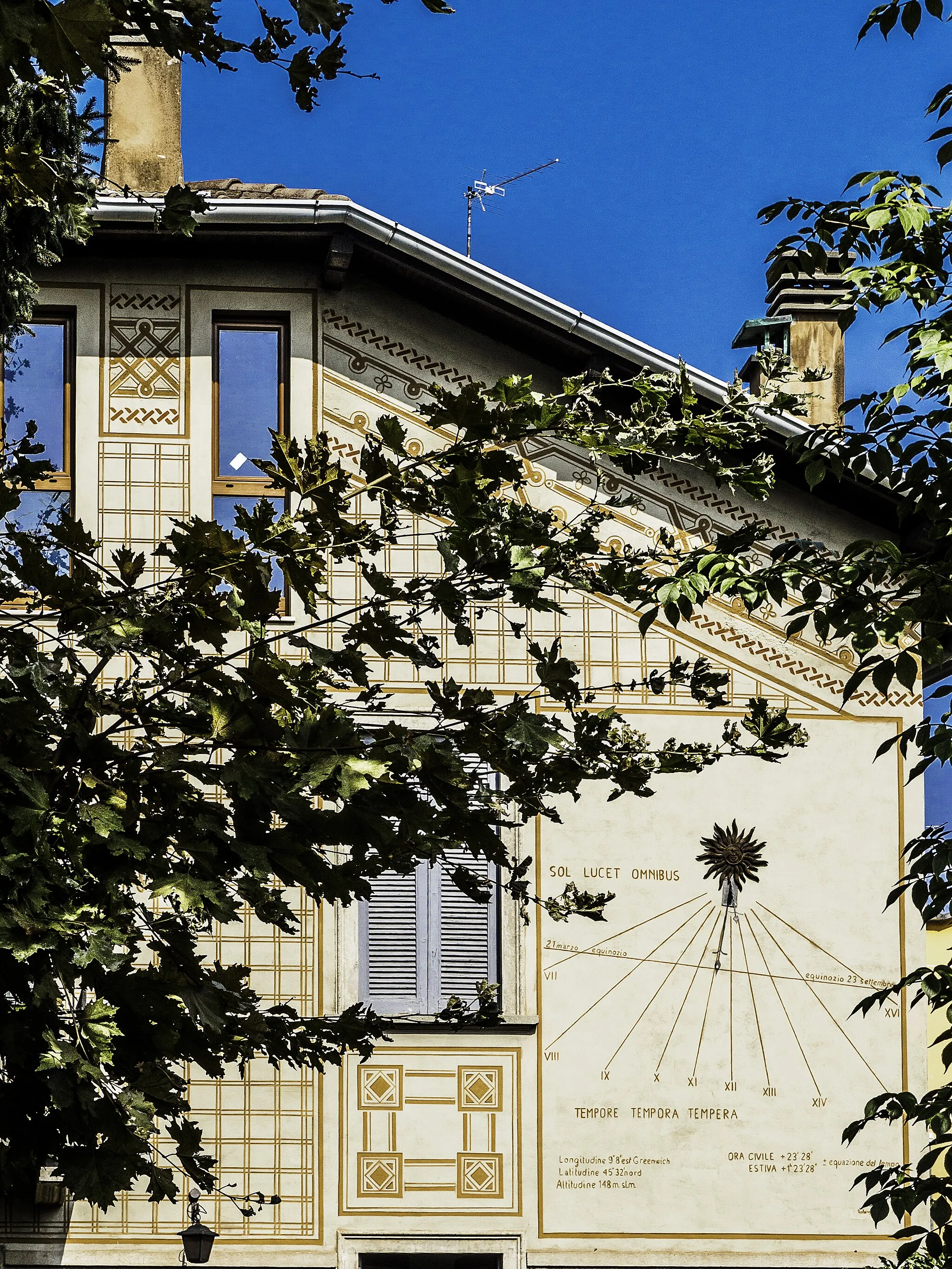 Photo showing: Sundial in Novate Milanese - Watchwords: "Sol lucet omnibus" & "Tempore Tempora Tempera"