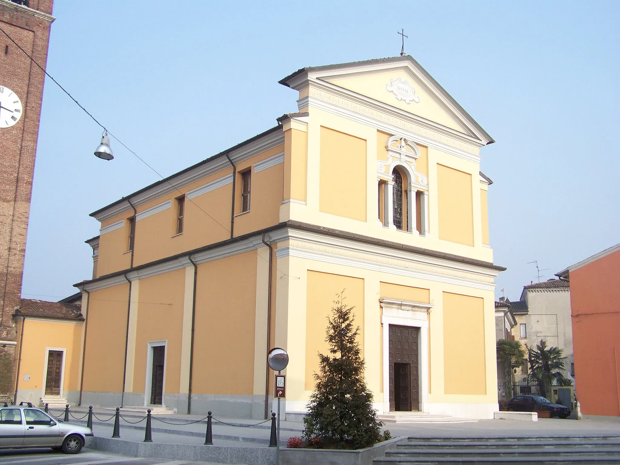 Photo showing: Facciata della Chiesa parrocchiale di Offlaga dedicata ai Santi Pietro e Paolo