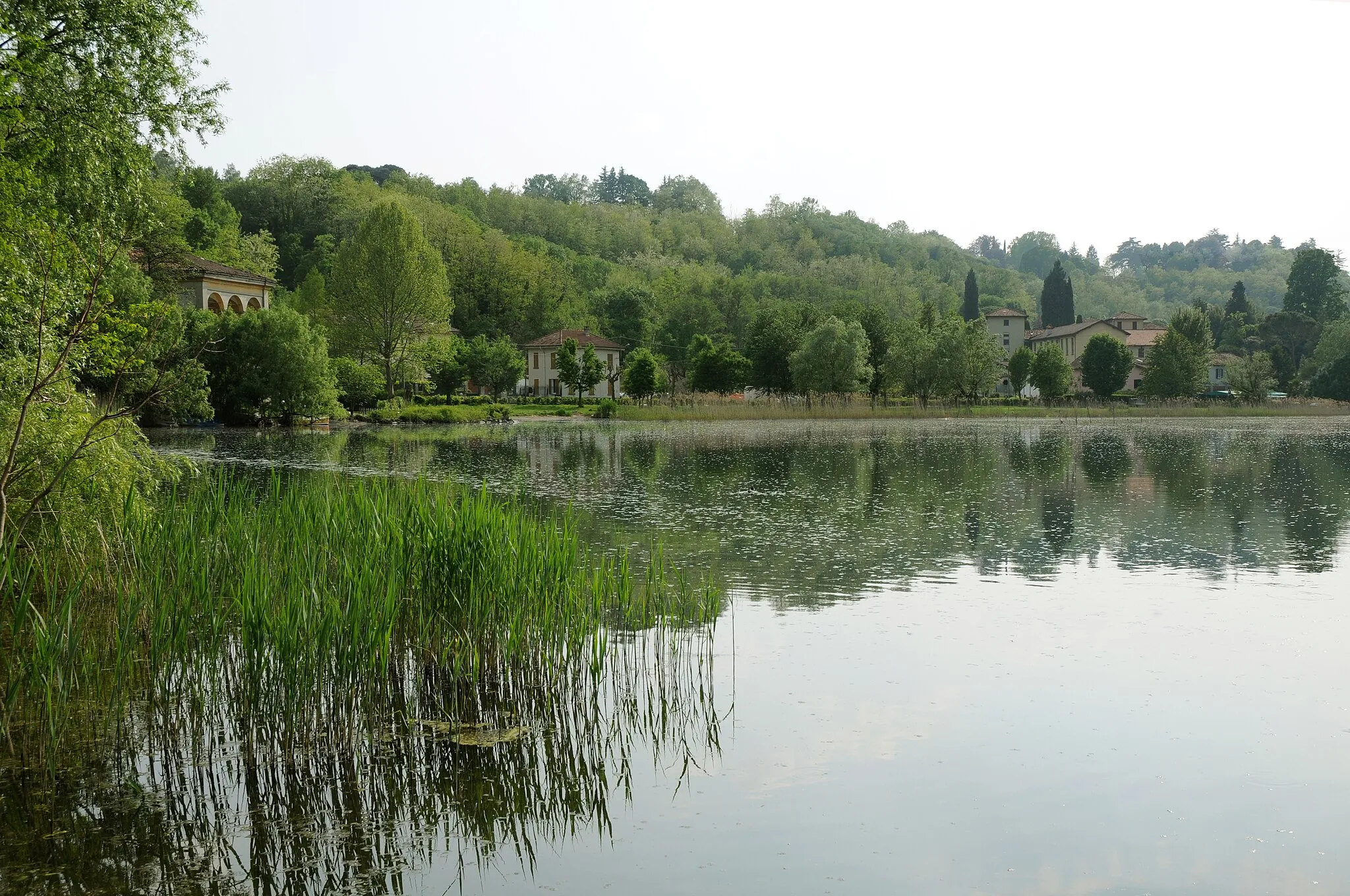 Photo showing: Veduta della frazione Bagnolo presso il Lago di Oggiono
