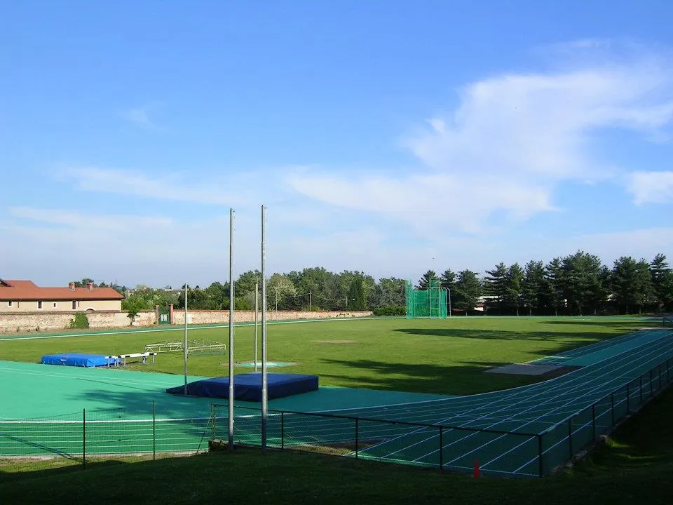 Photo showing: Panorama della pista comunale di atletica leggera di Olgiate Olona, vista dall'adiacente Villa Gonzaga, in seguito ai lavori di rifacimento del 2012.