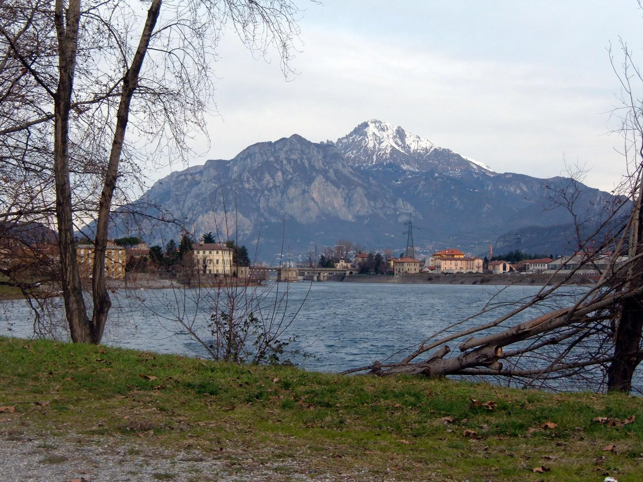 Photo showing: Lago di Olginate e sullo sfondo la Grigna.