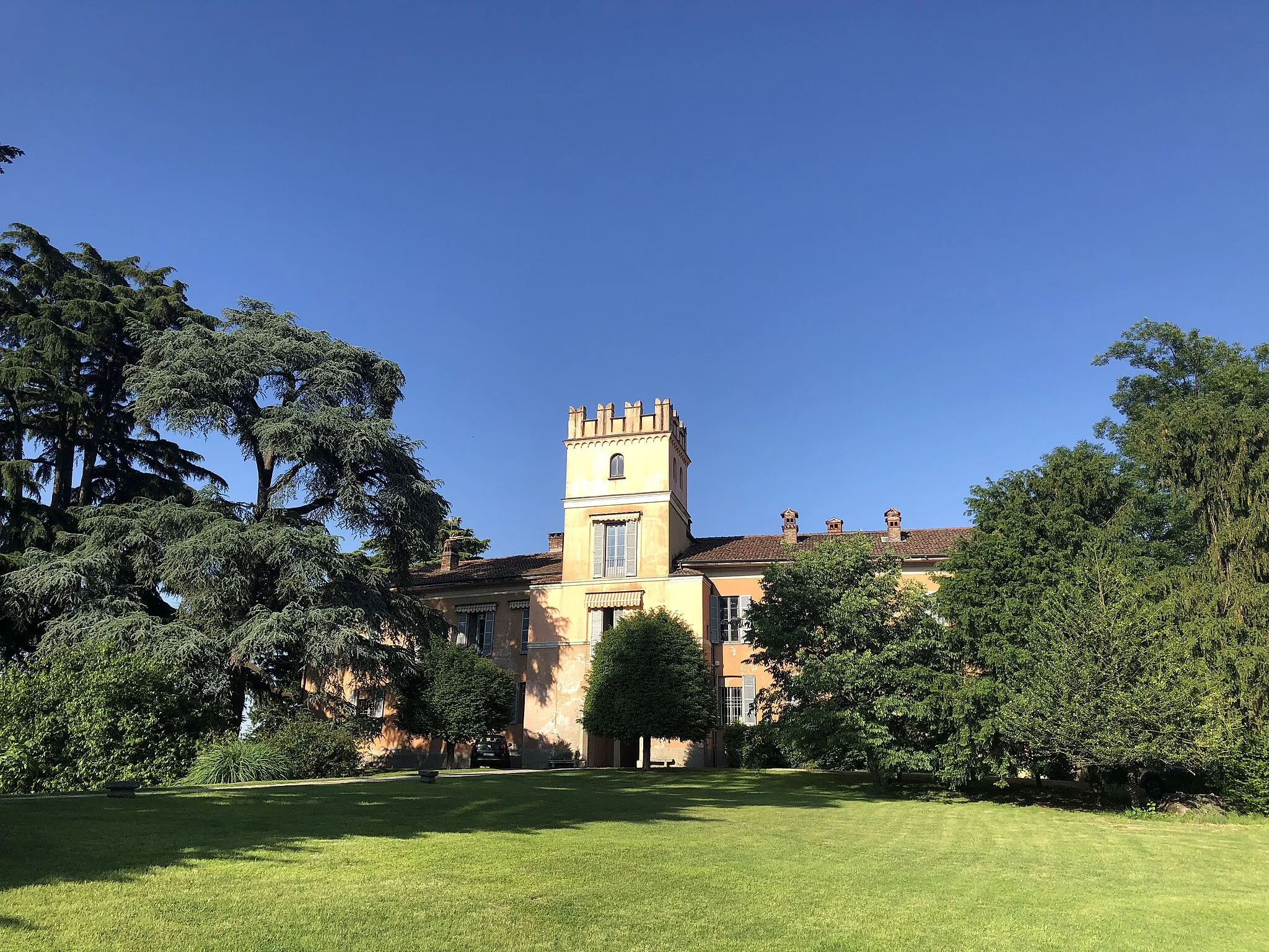 Photo showing: Costruito nel tardo medioevo era caratterizzato da una struttura a U, aperto solo su un lato e sormontato da una torre merlata a scopo di avvistamento e difesa.  Nel XVI secolo vennero apportate modifiche strutturali, quali l'abbattimento di alcuni edifici (ne risultò una struttura a L), la costruzione di un lungo e valorizzante viale d'accesso e la realizzazione di un grande giardino all’italiana.