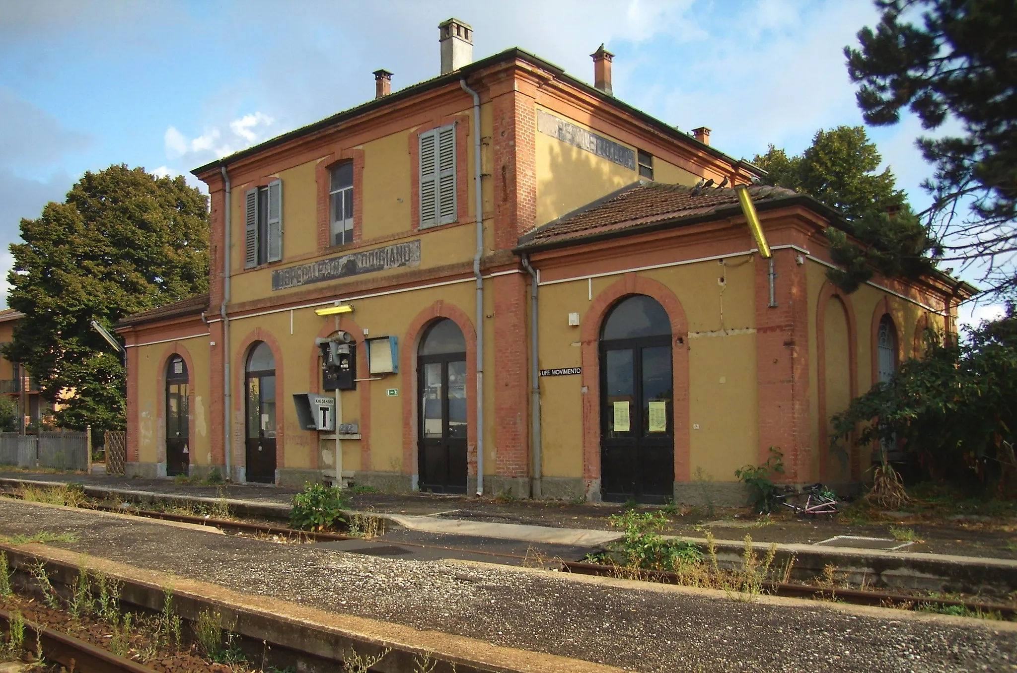 Photo showing: Railway station in Ospedaletto Lodigiano, Italy.