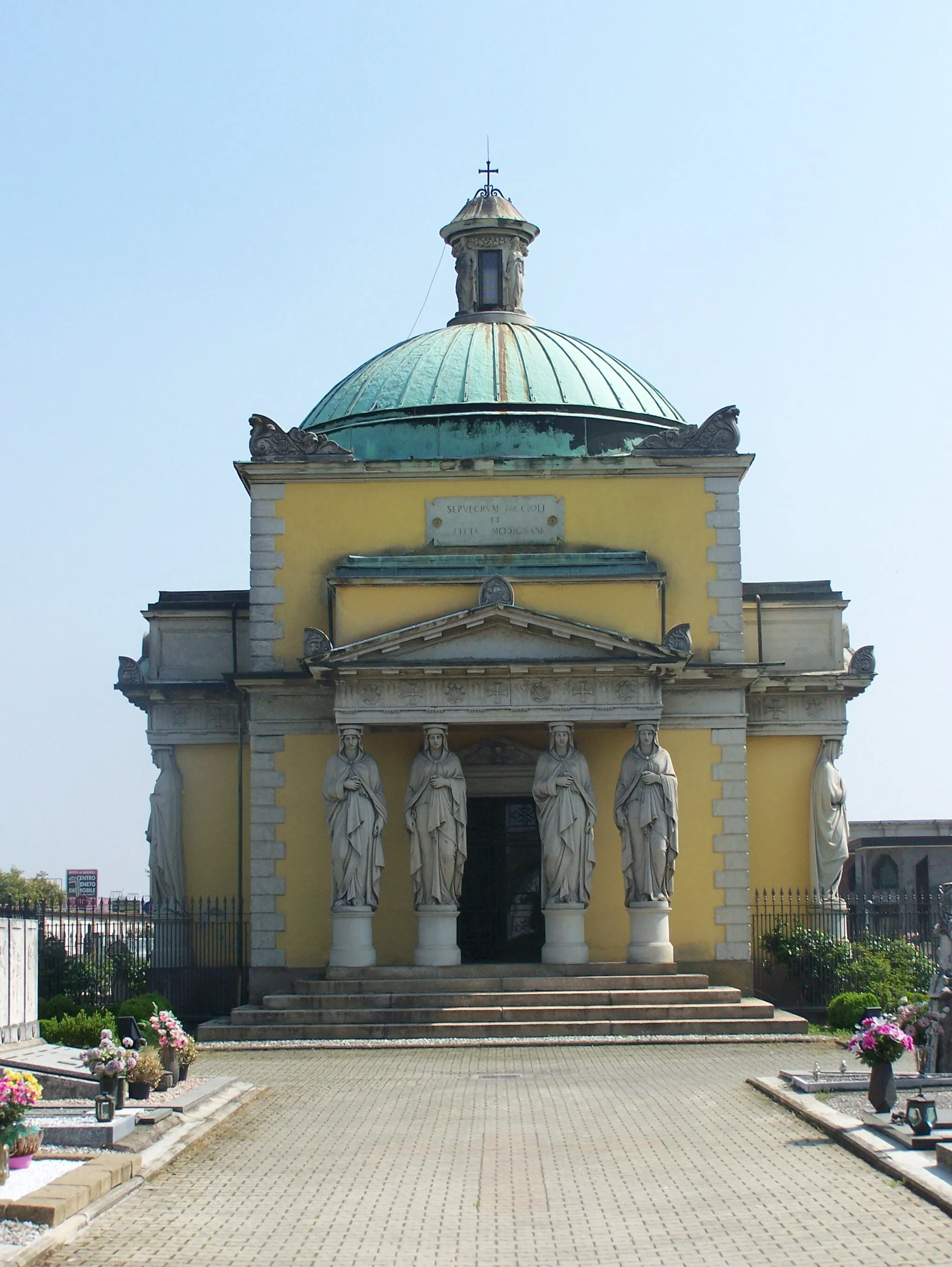 Photo showing: Cappella funeraria della famiglia Litta Modignani nel cimitero di Ossona (MI) - Italy