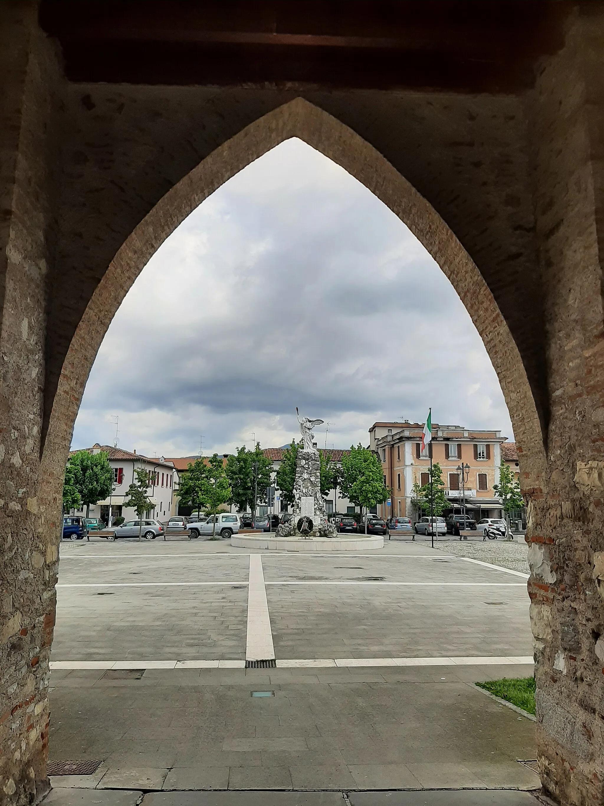 Photo showing: Castello Oldofredi (Paderno Franciacorta) - Ingresso sul retro e panorama della piazza, con la Fontana di Giona sullo sfondo