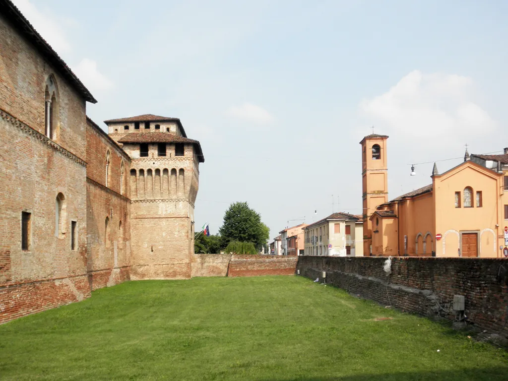 Photo showing: Scorcio del castello di Pandino. A destra la chiesa di Santa Marta.