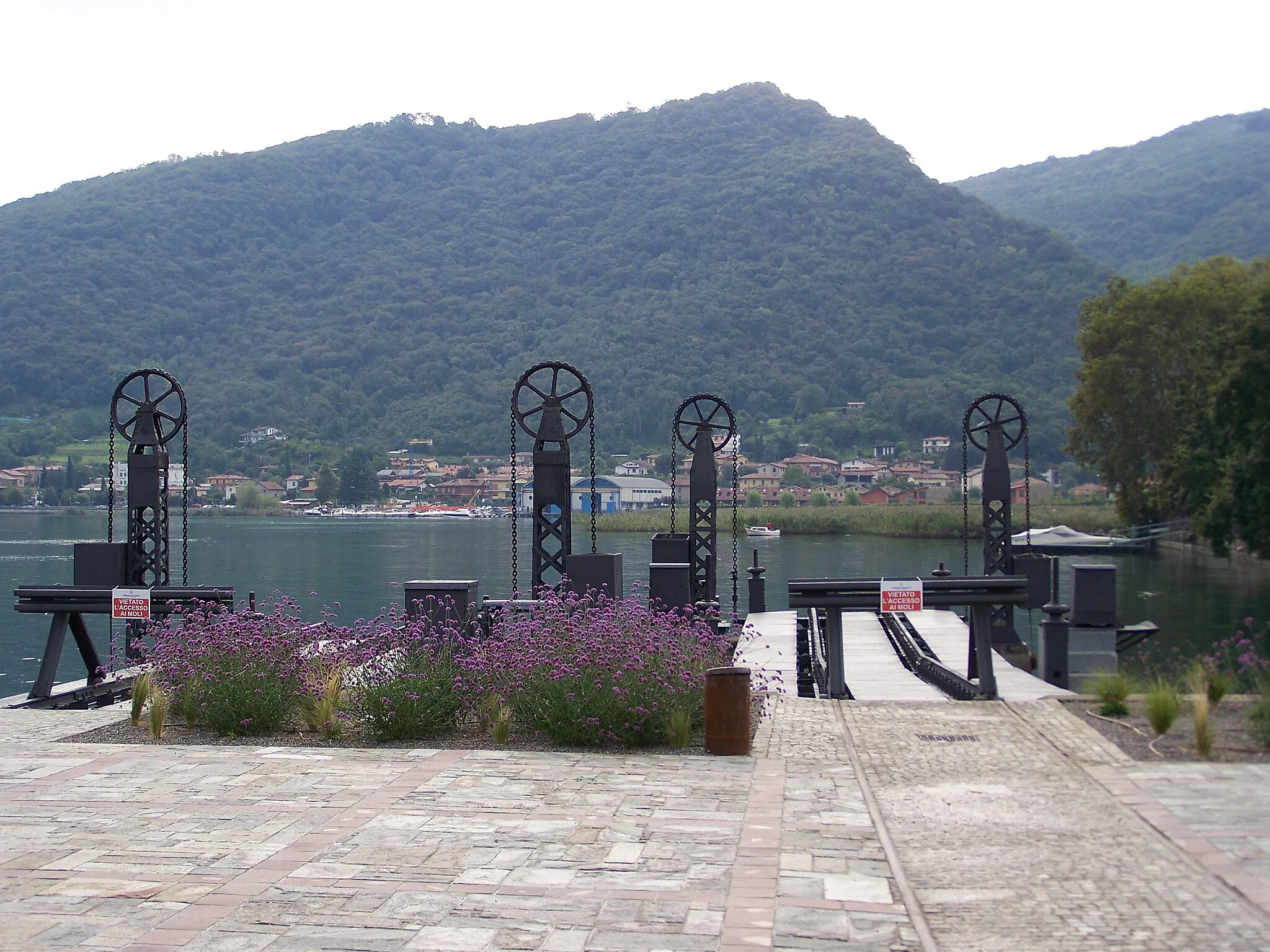 Photo showing: I pontili monumentati nel 2010 dell'ex imbarcadero di Rivatica.