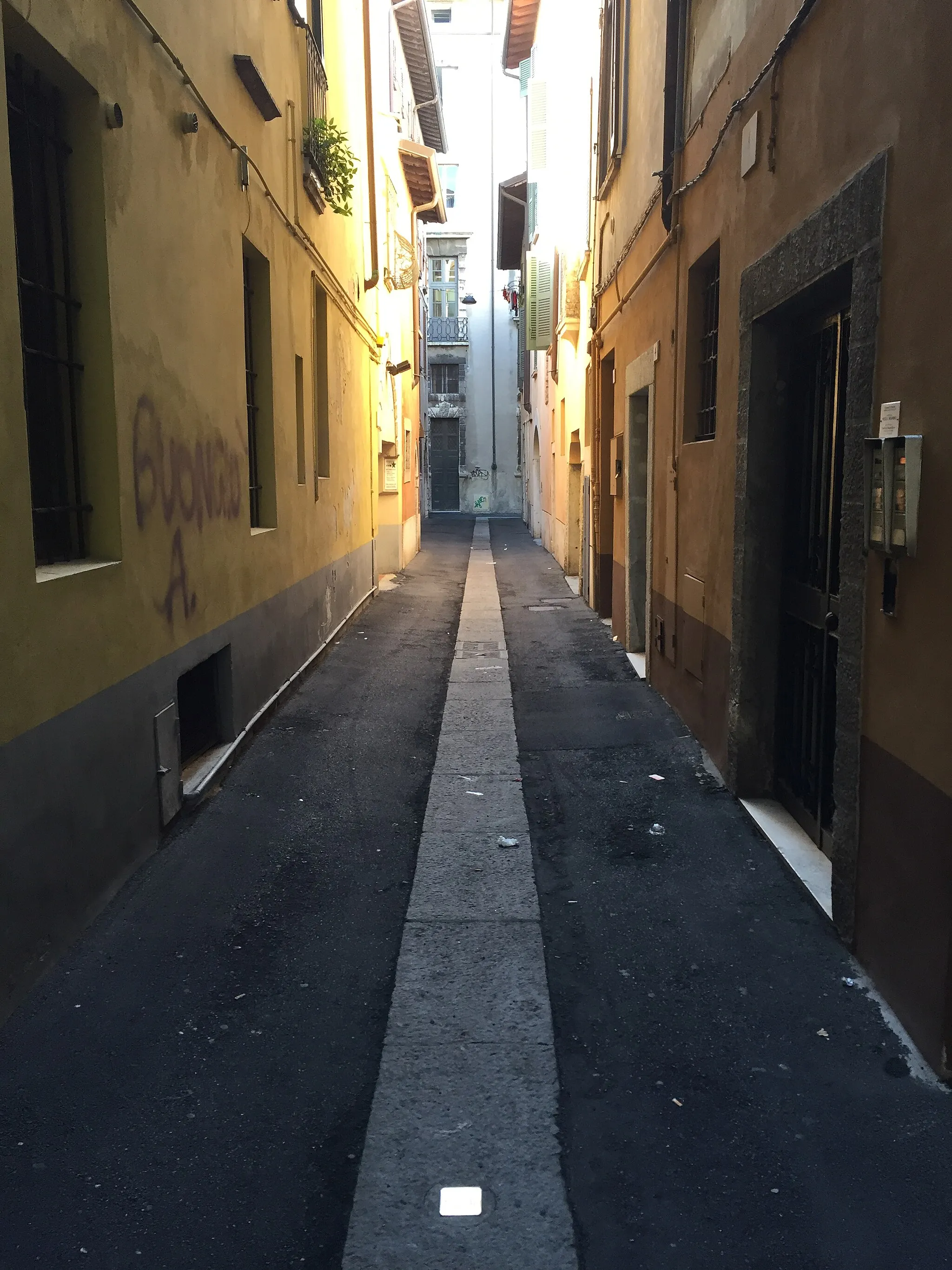 Photo showing: Gasse in Brescia mit Stolperstein für Ubaldo Migliorati