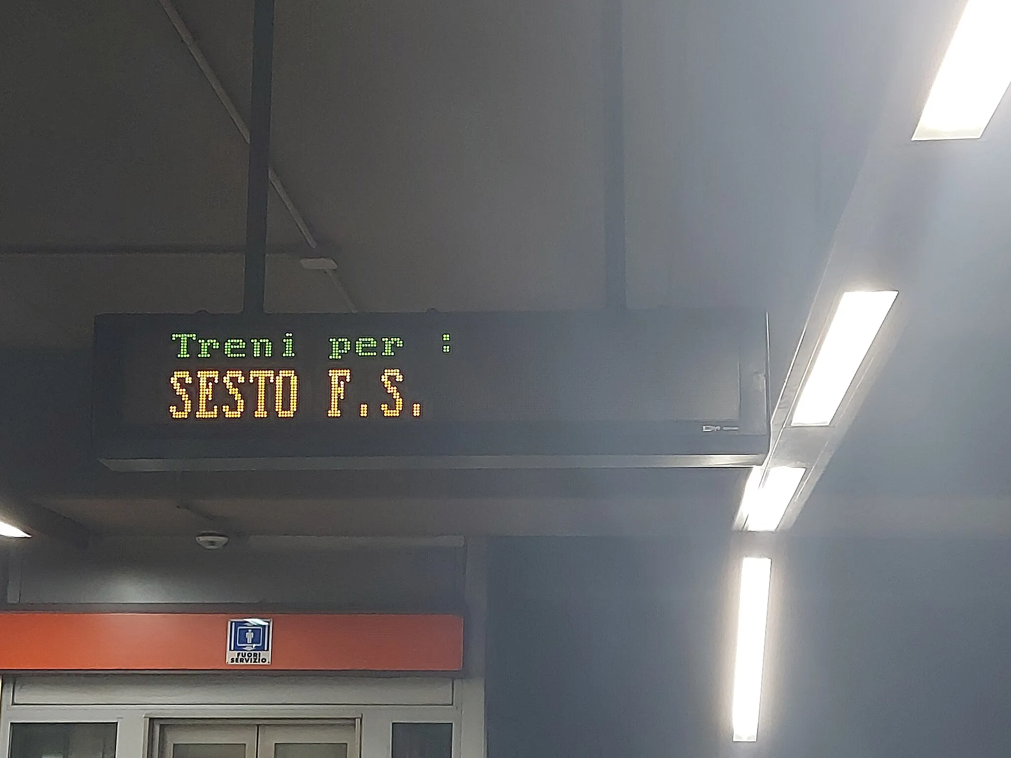 Photo showing: Monitor with the words "Trains to: Sesto F.S." photographed in the Pero station of the Milan underground.