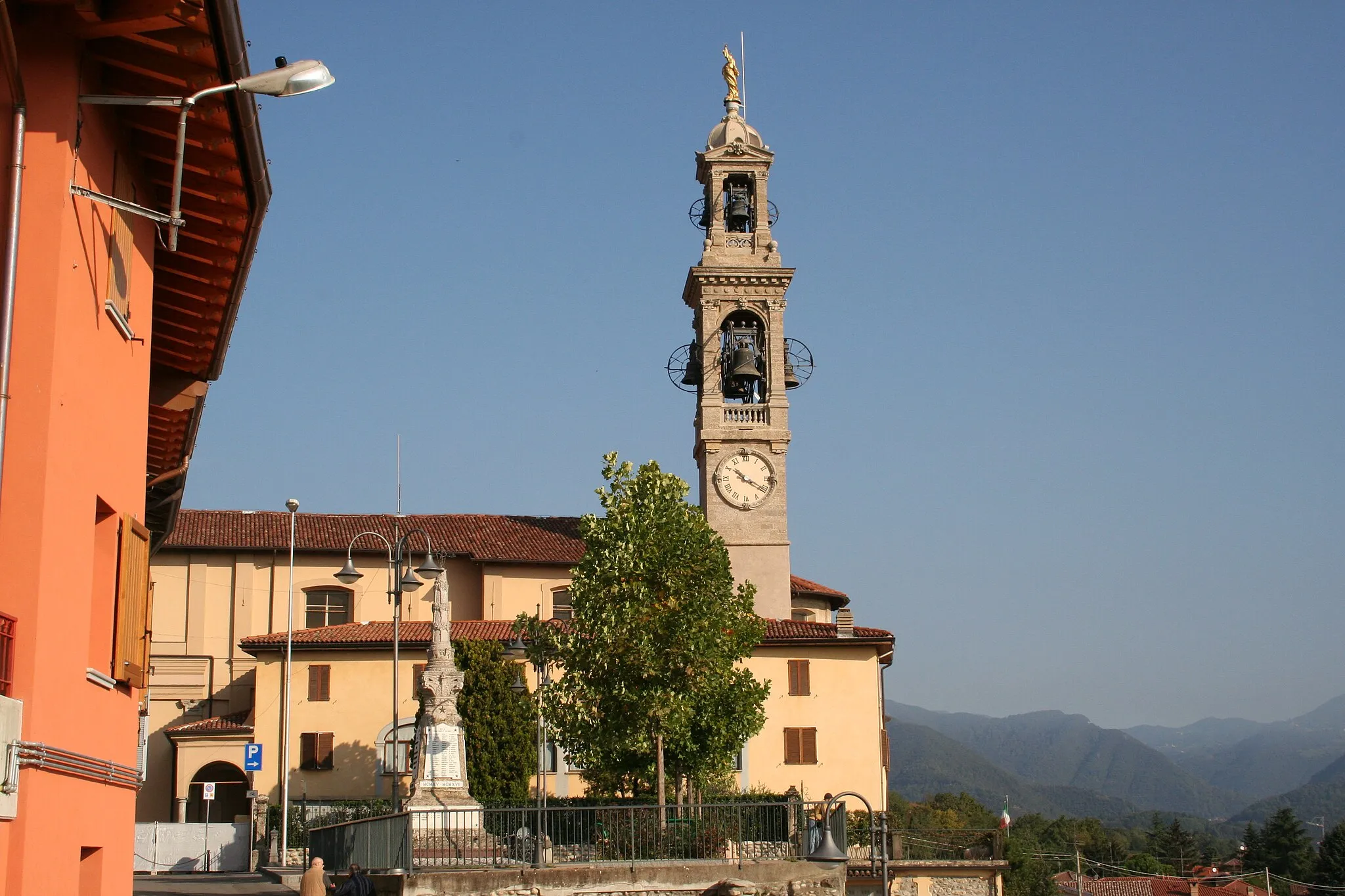 Photo showing: Brembate di Sopra, torre campanaria e monumento ai caduti.