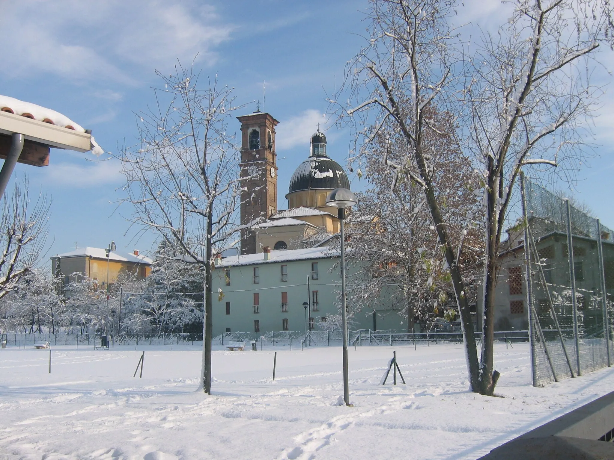 Photo showing: Centro sportivo e chiesa parrocchiale dopo una nevicata. Pontirolo Nuovo, Italy