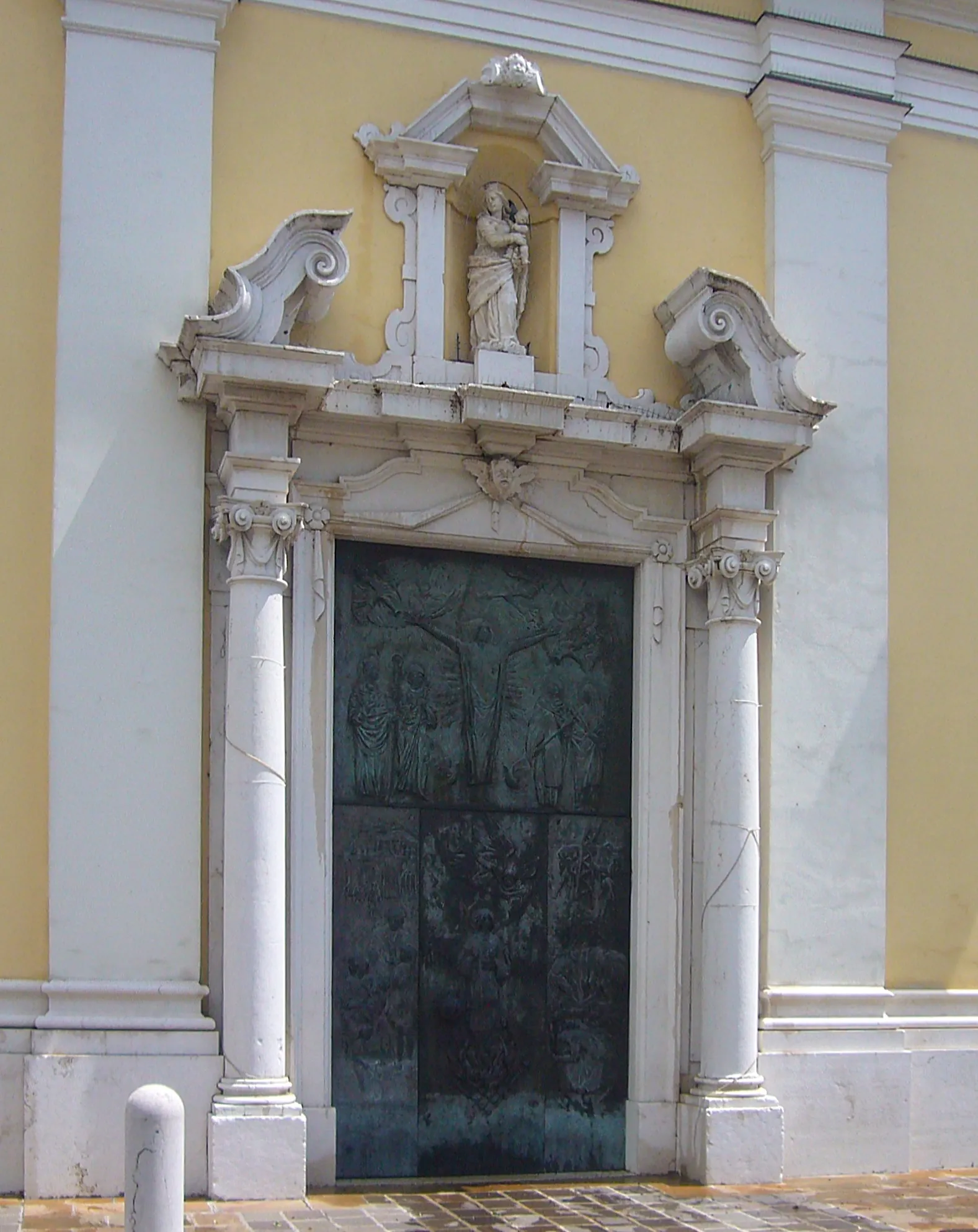 Photo showing: Il portale d'ingresso della chiesa parrocchiale di Pozzolengo, in provincia di Brescia