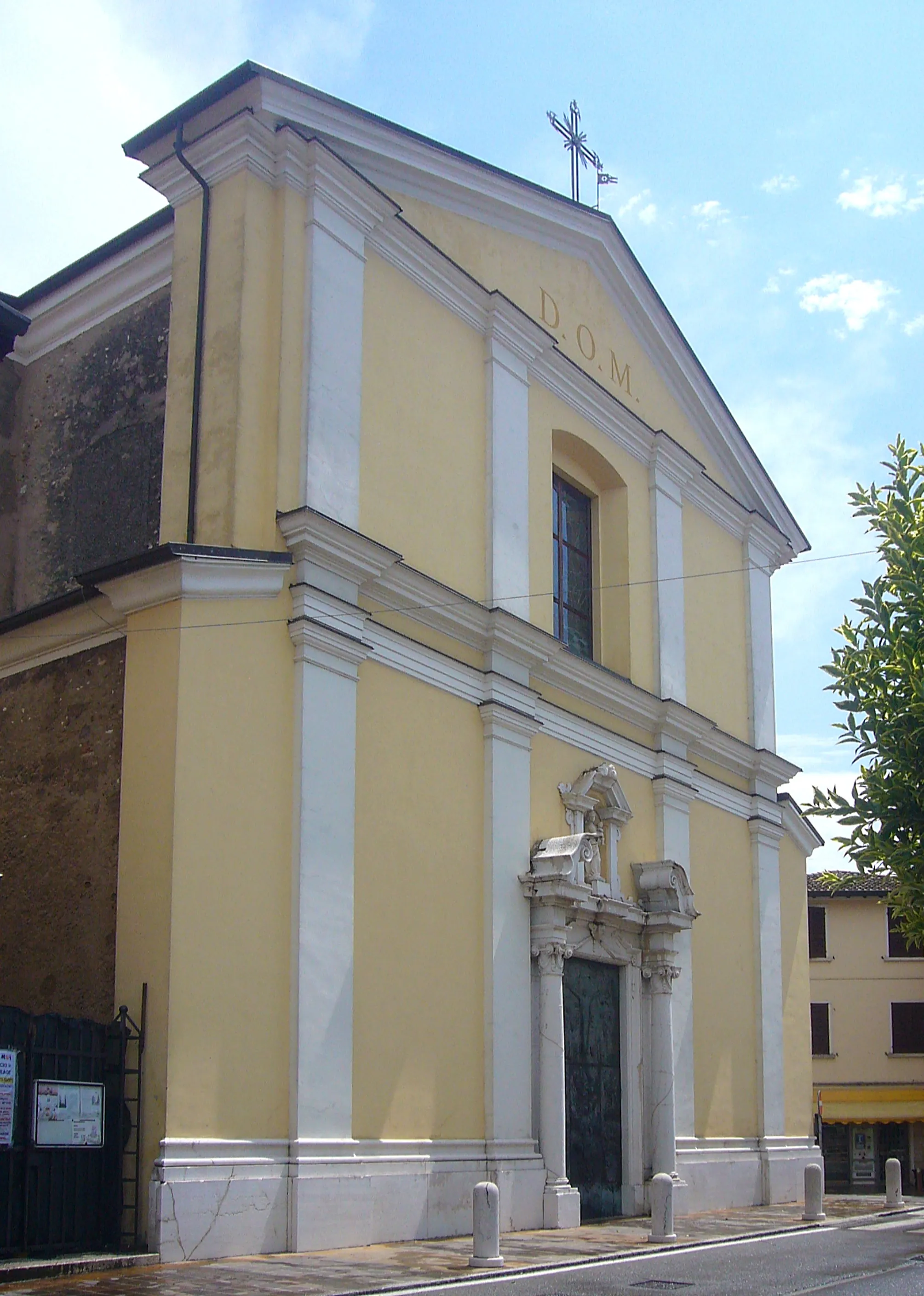 Photo showing: La chiesa parrocchiale di Pozzolengo, in provincia di Brescia