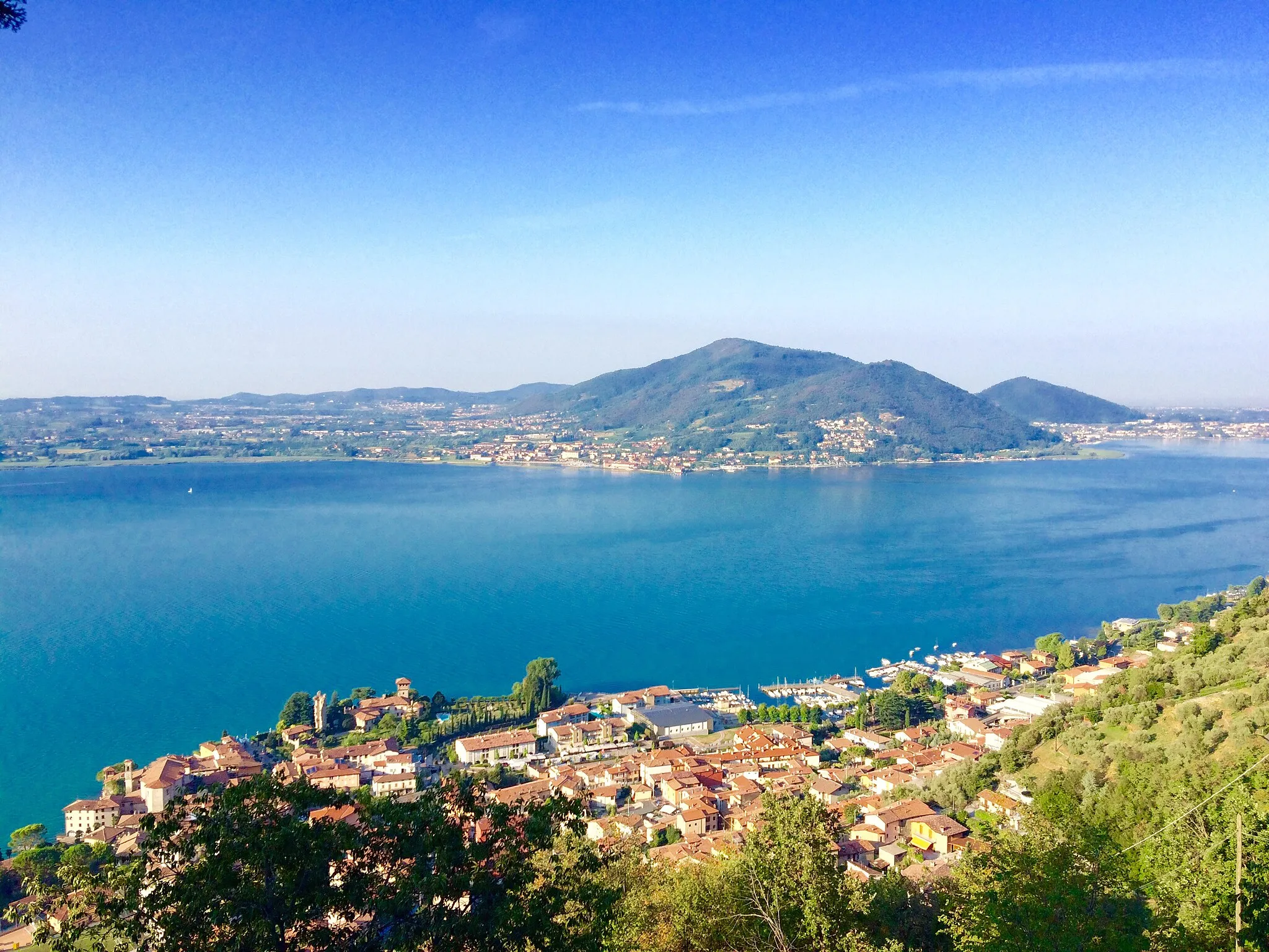Photo showing: Village of Predore and the Iseo lake