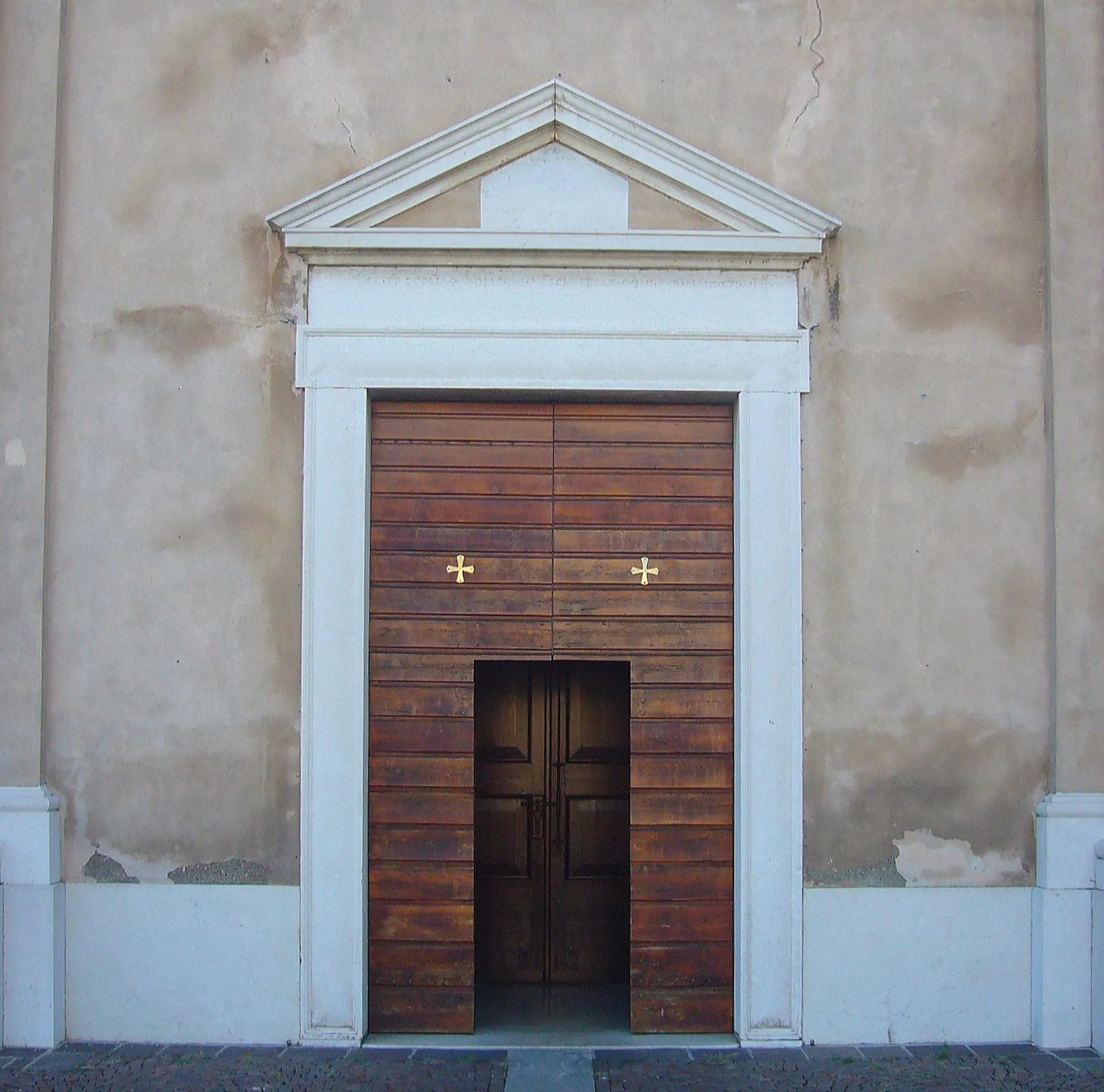 Photo showing: Il portale d'ingresso della chiesa di San Michele Arcangelo a Prevalle Sopra, quartiere del comune di Prevalle, in provincia di Brescia