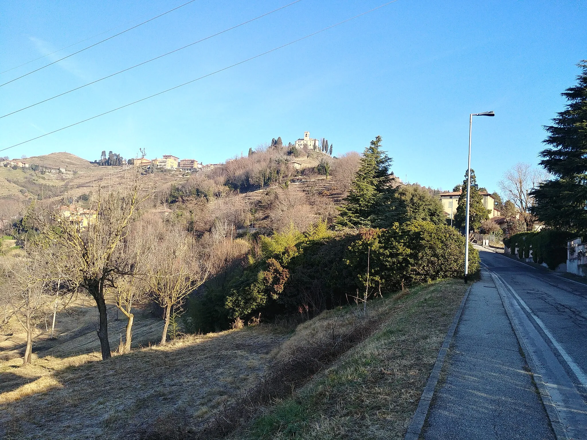 Photo showing: Salita verso il santuario di Montevecchia