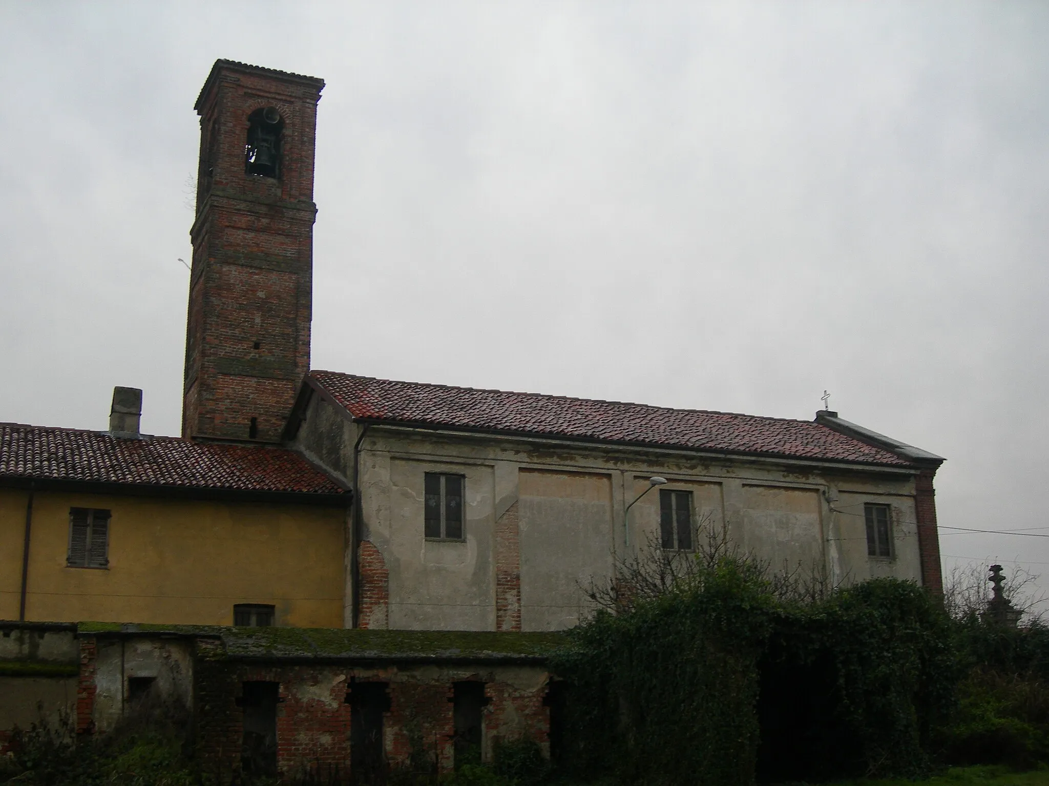 Photo showing: Fianco della chiesa di San Rocco a Riozzo