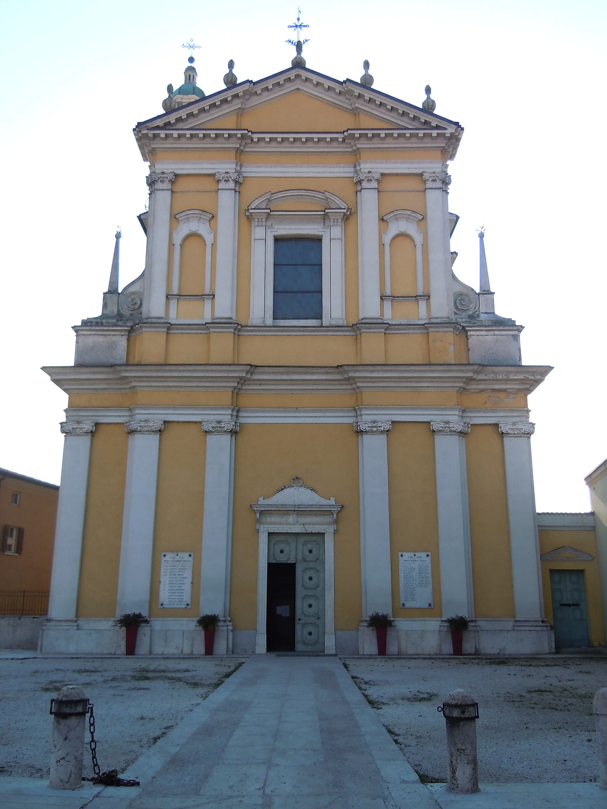 Photo showing: Roverbella, la chiesa parrocchiale dell'Annunciazione della Beata Vergine Maria e di San Gregorio Magno.