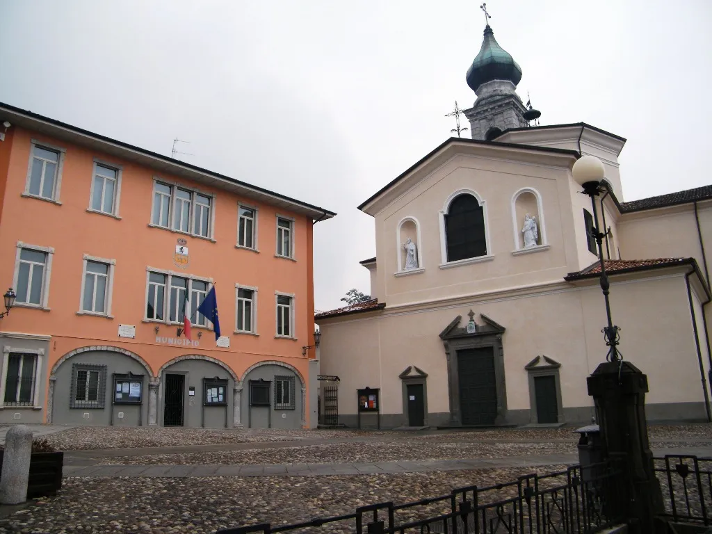 Photo showing: Townhall and Church of all saints. Rovetta.