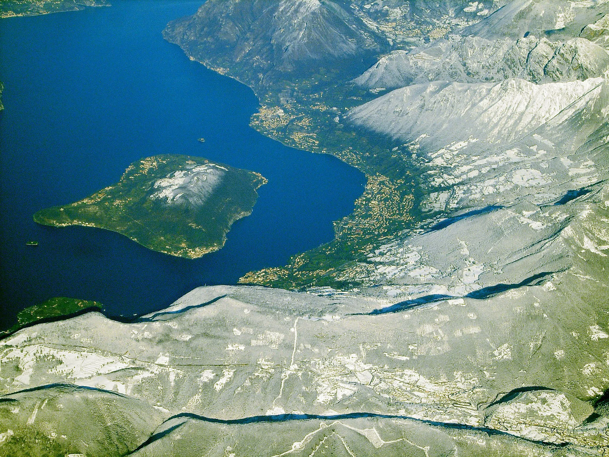 Photo showing: Aerial photograph of Lago d'Iseo, Italy. Particular focus on Isola monte Isola and Sale Marasino