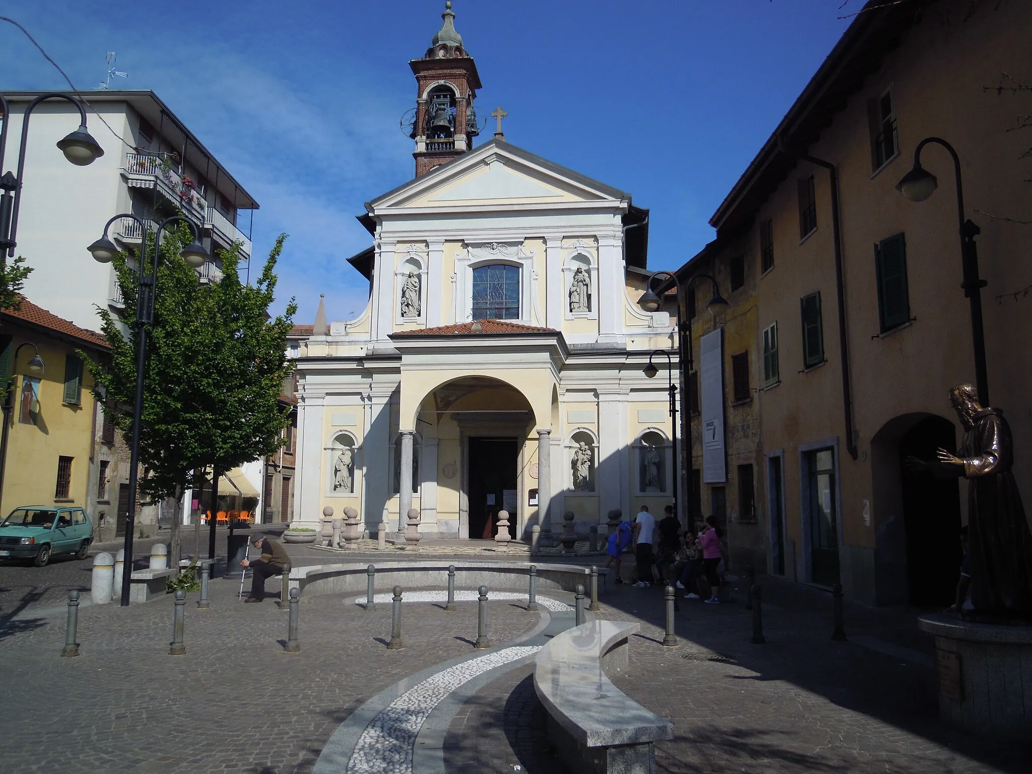 Photo showing: Chiesa di San Macario (VA) con la piazzetta antistante