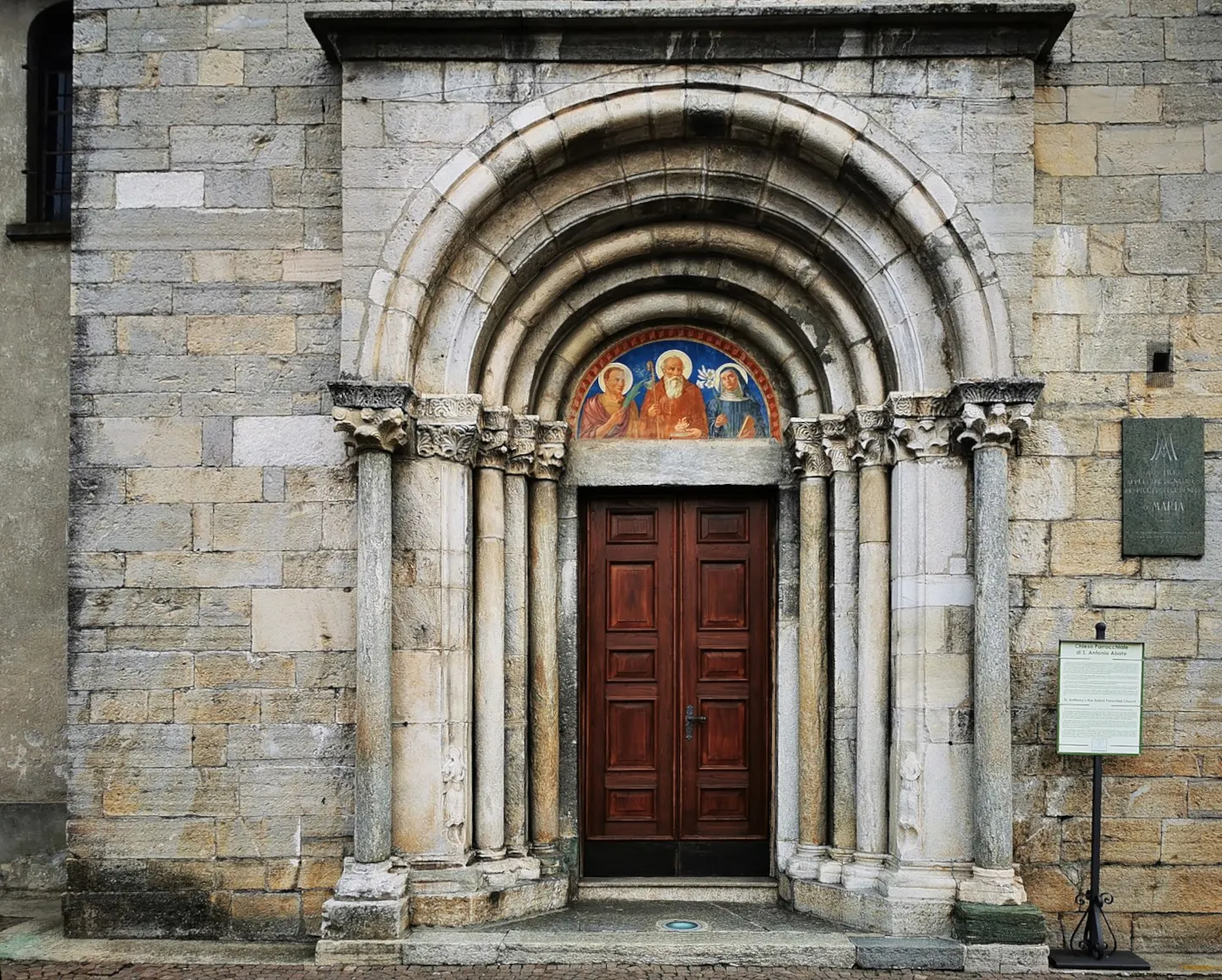 Photo showing: Porta di ingresso principale della Chiesa di Sant'Antonio Abate a San Fedele Intelvi