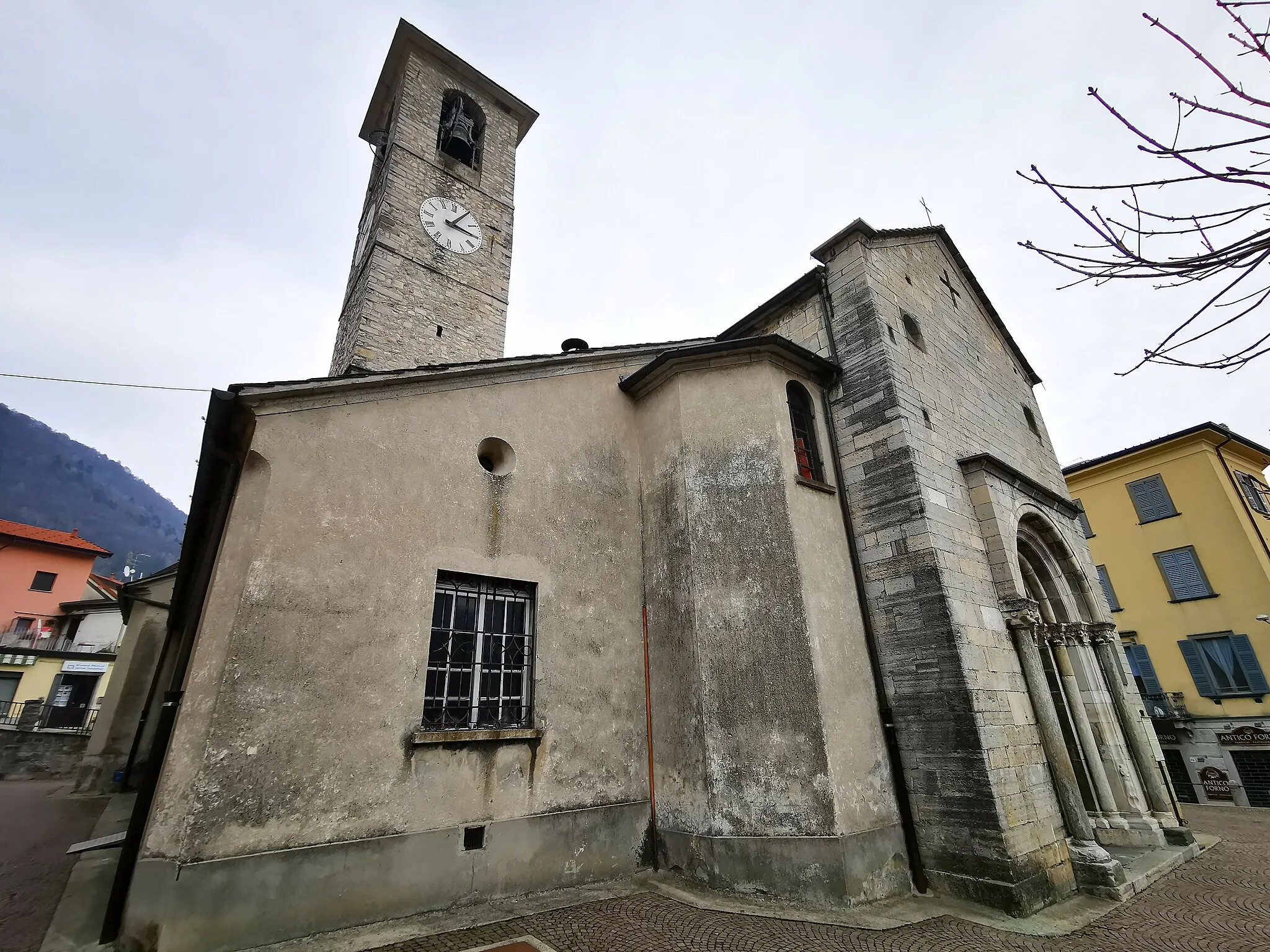 Photo showing: Vista da nord-oves della Chiesa di Sant'Antonio Abate a San Fedele Intelvi