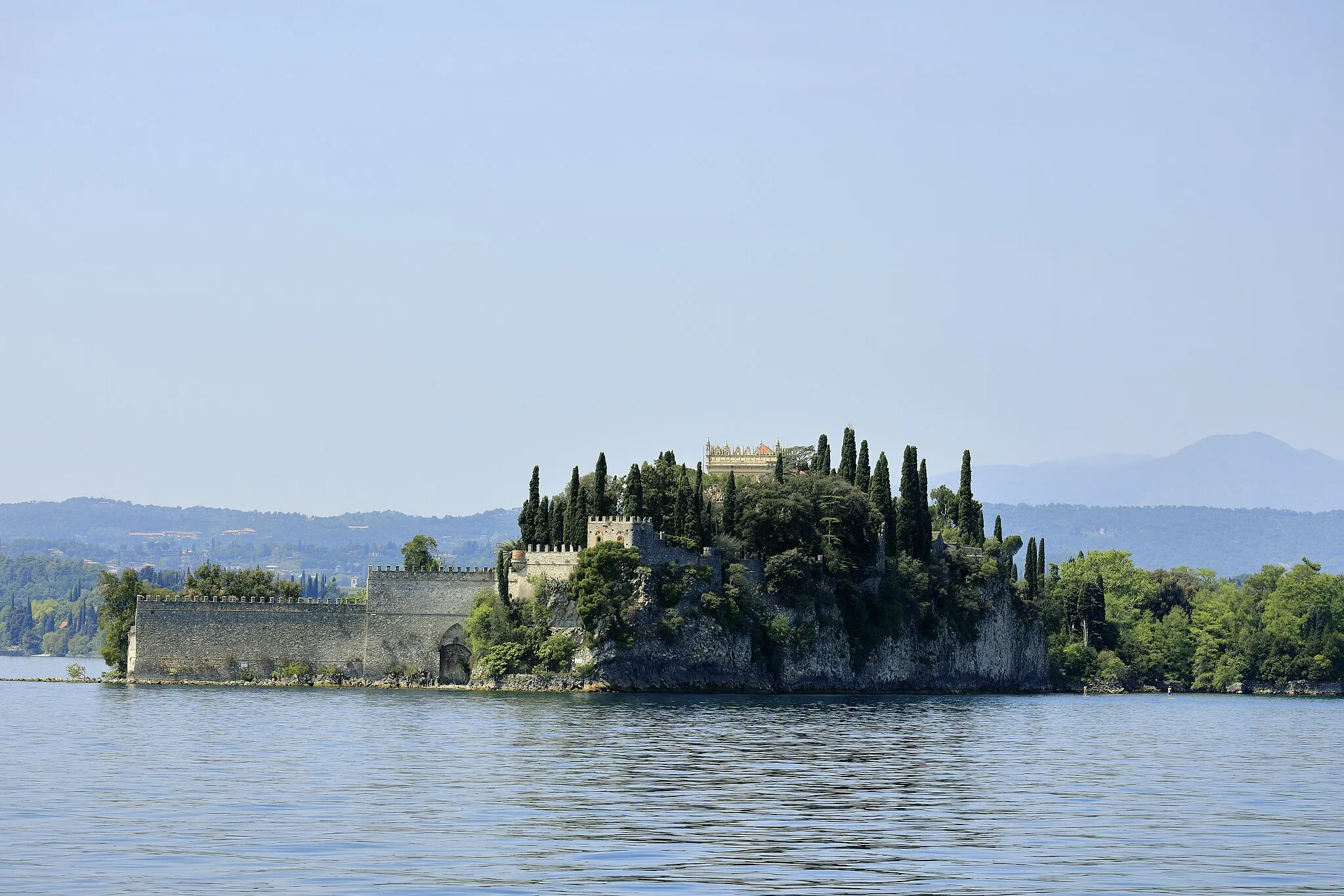 Photo showing: Die größte Insel im Gardasee trägt einen dazu passenden Namen, sie ist Privatbesitz der Grafen Cavazza. Sie liegt östlich von San Felice de Benaco.
Ansicht der Ostseite mit Garten und Schloss, von Ost vom Kursschiff Riva–Peschiera