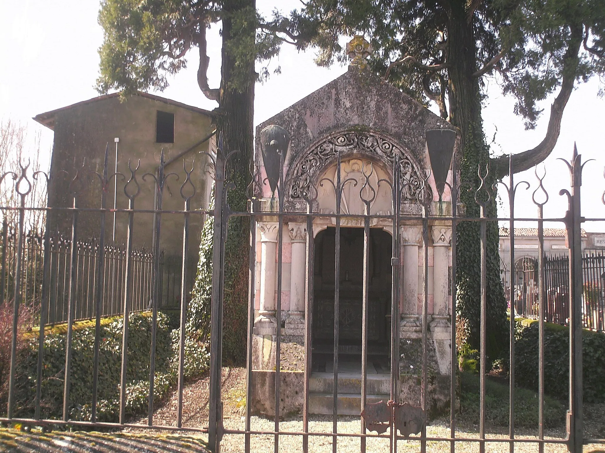 Photo showing: La foto mostra la cappella cimiteriale dei conti Pallavicini che si trova nel cimitero di San Fiorano