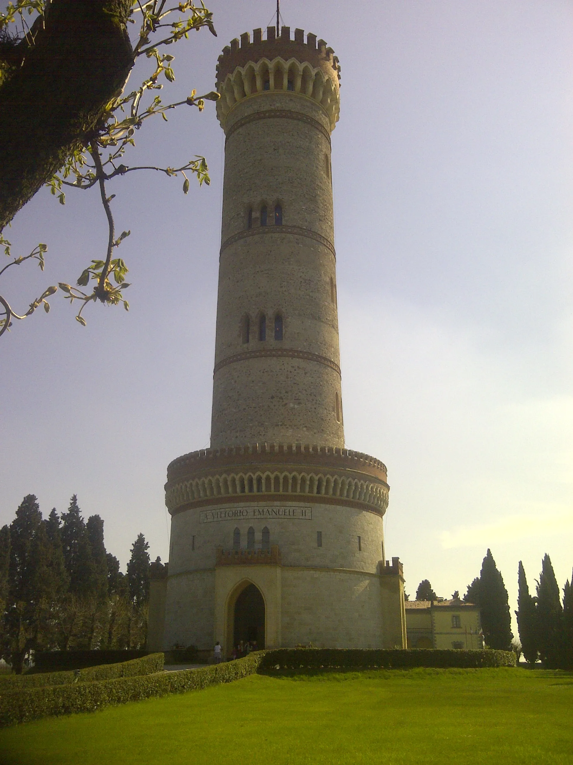 Photo showing: Torre monumentale. Alta 74 m, fu costruita nel 1880 ed inaugurata il 15 ottobre 1893. Eretta per onorare la memoria di Vittorio Emanuele II e di coloro che hanno combattuto per l'indipendenza e l'Unità d'Italia nelle guerre dal 1848 al 1870.