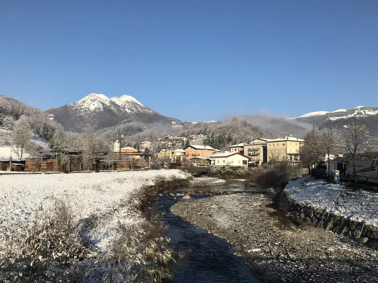 Photo showing: That is a photo of the landscape of the Valle Imagna with the mountain Resegone on it. The view is from Selino Basso (Sant'Omobono Terme) during the winter of 2020.