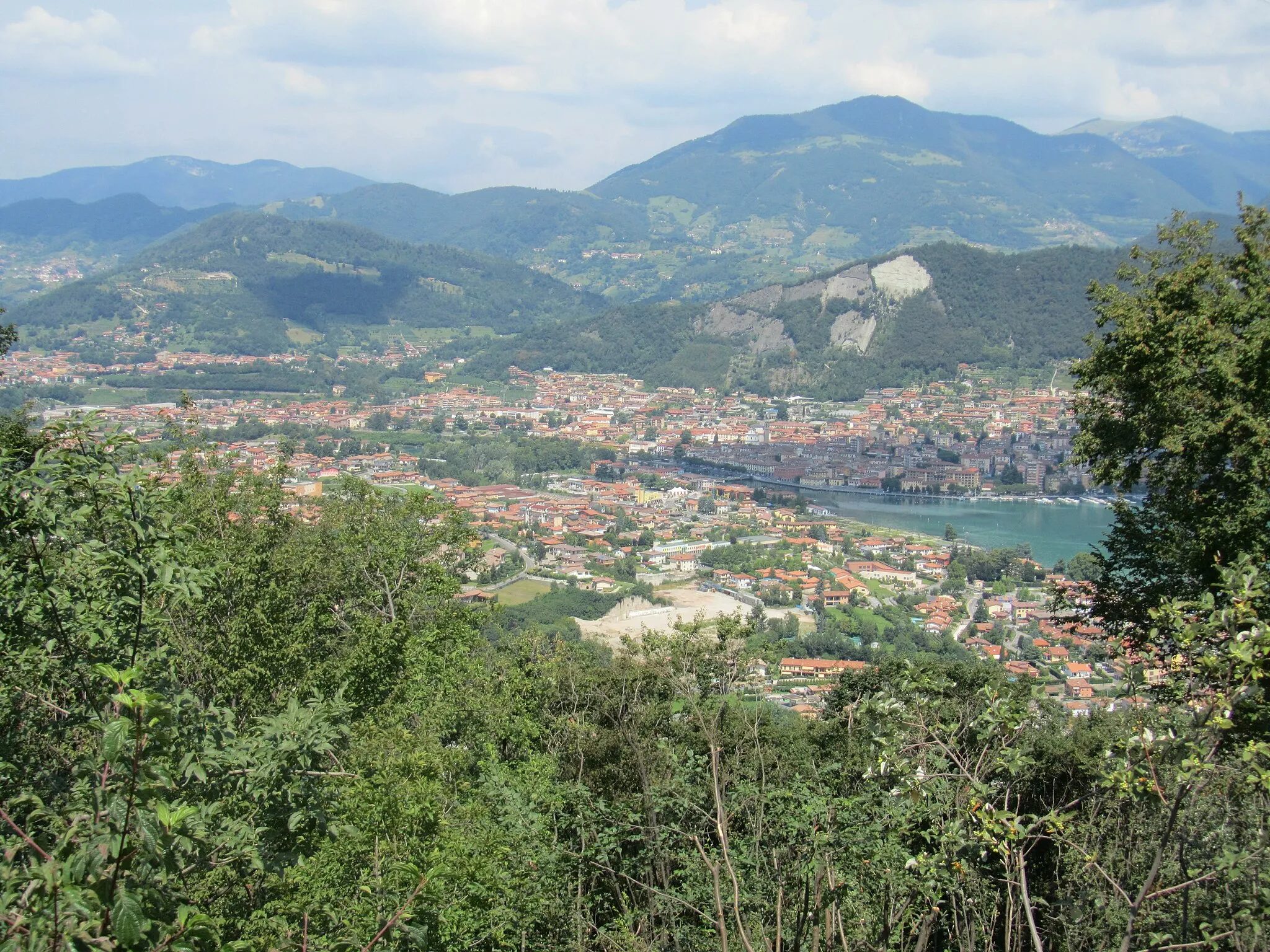 Photo showing: View over Paratico (in the foreground), the outward flow of River Oglio, and Sarnico (behind)