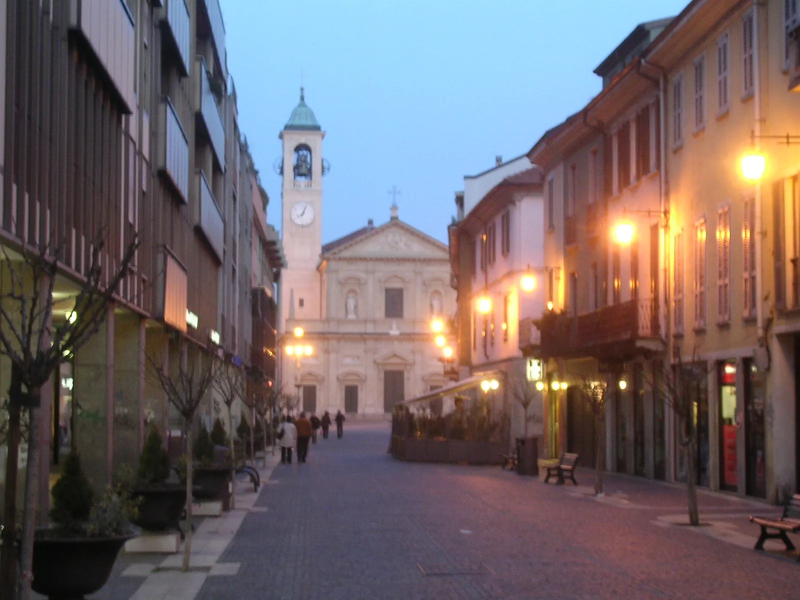 Photo showing: Corso d'Italia in Saronno, Italy. In the background the main catholic church, Saint Peter and Paul.