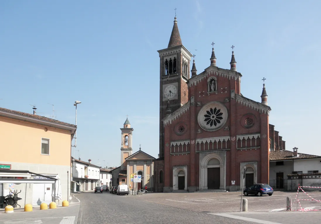 Photo showing: Secugnago, piazza Matteotti e la chiesa parrocchiale di San Gaudenzio Vescovo.