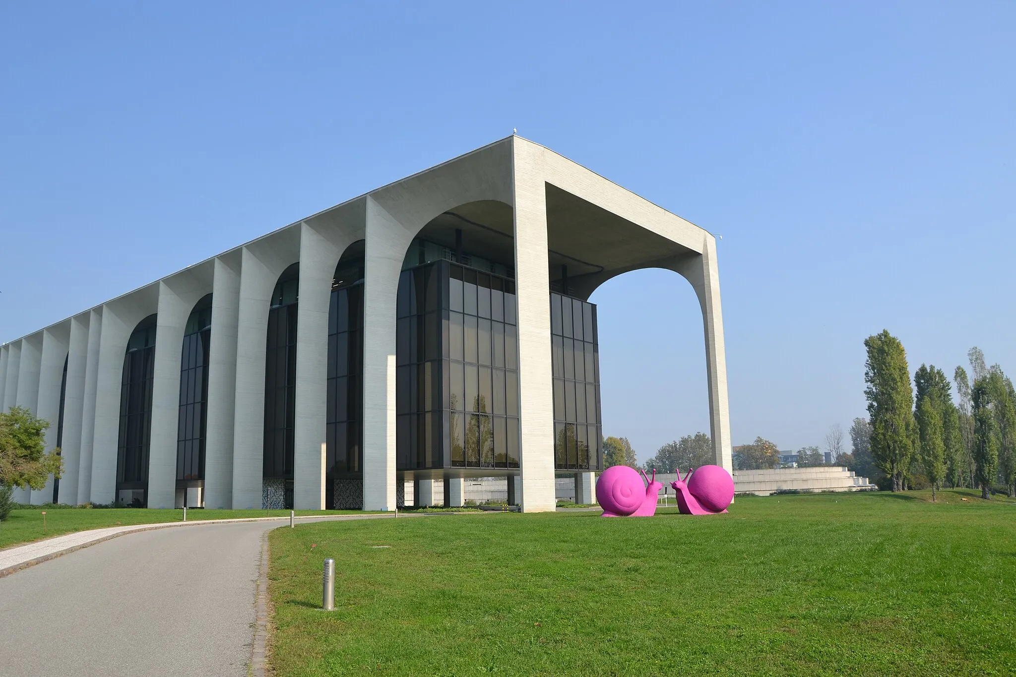 Photo showing: Mondadori headquarters by Oscar Niemeyer (1967 - 1970), Segrate (Milano).