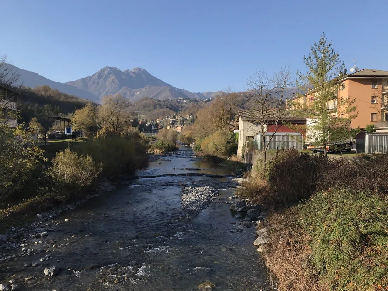 Photo showing: That is a photo of the landscape of the Valle Imagna with the mountain Resegone on it. The view is from Selino Basso (Sant'Omobono Terme) during the fall of 2020.