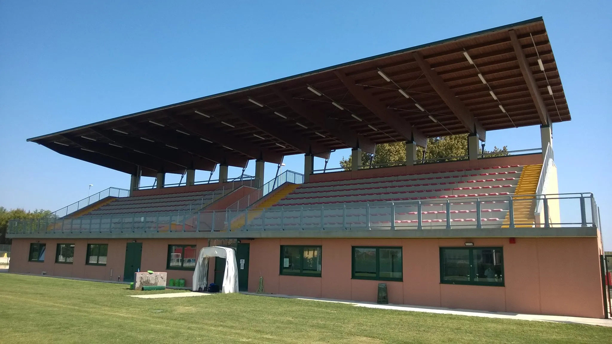 Photo showing: Tribuna del campo sportivo comunale di Siziano