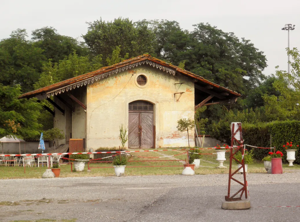 Photo showing: L'ex magazzino merci della stazione SNFT di Soresina.