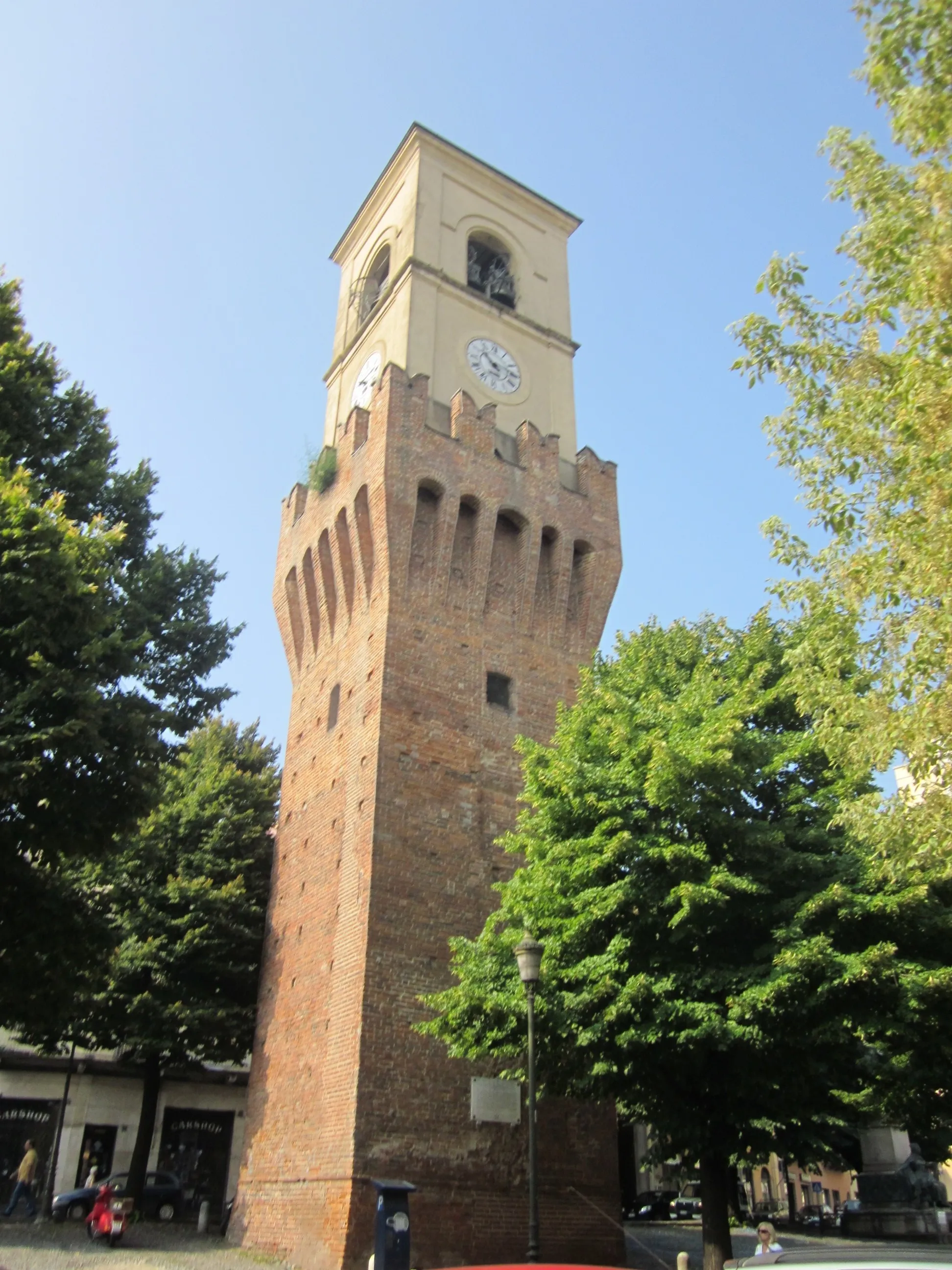 Photo showing: Tower of Stradella, Piazza Vittorio Veneto