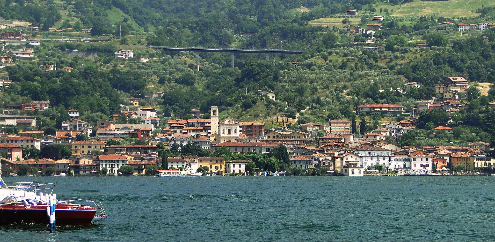 Photo showing: Sulzano landscape, lake of Iseo. View from Monte Isola. Lombardy. Italy