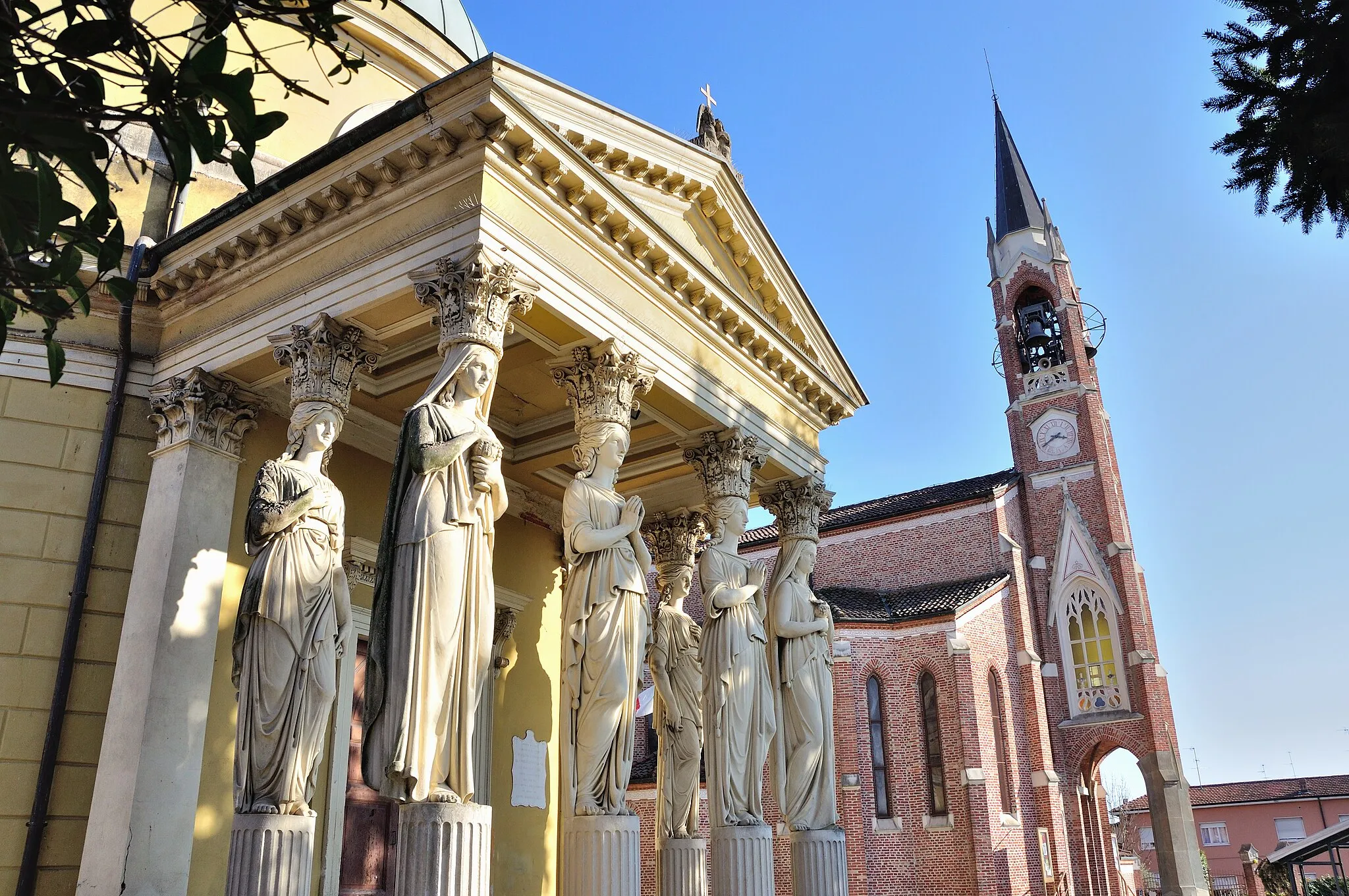 Photo showing: L'immagine, scattata a Tregasio, rappresenta in primo piano le cariatidi che sorreggono il pronao della Rotonda, mentre in secondo piano vi è la chiesa della parrocchia. Entrambi gli edifici sono dedicati ai Santi Martiri Gervaso e Protaso.