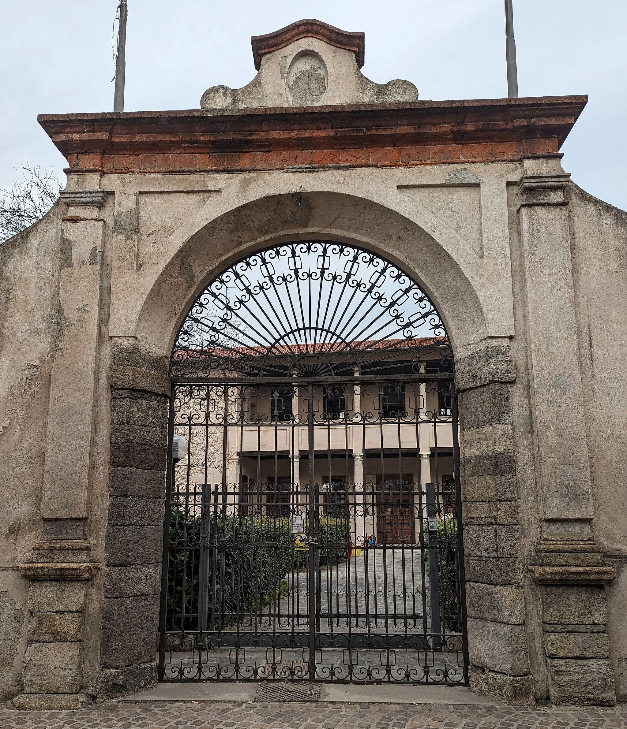 Photo showing: entrata della Villa Tatti a Turbigo