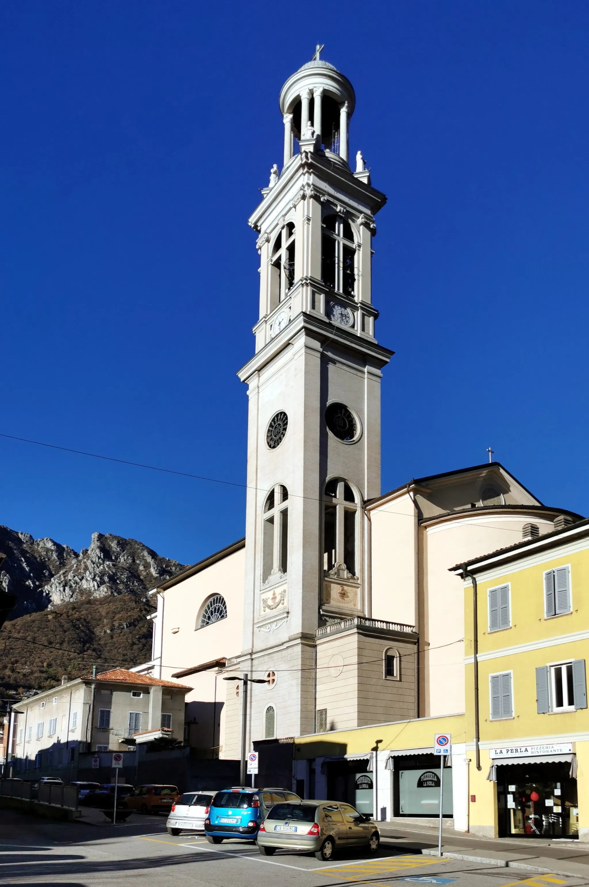 Photo showing: fianco destro della chiesa di Sant'Antonio Abate (Valmadrera)