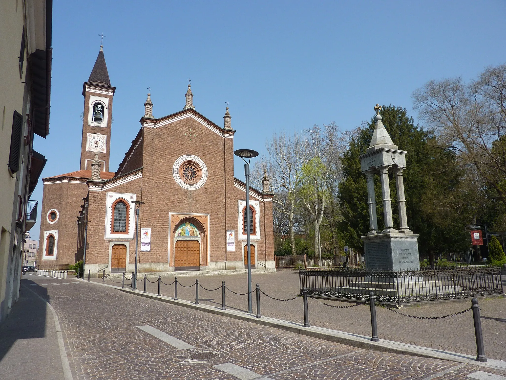Photo showing: Piazza parrocchiale di Varedo