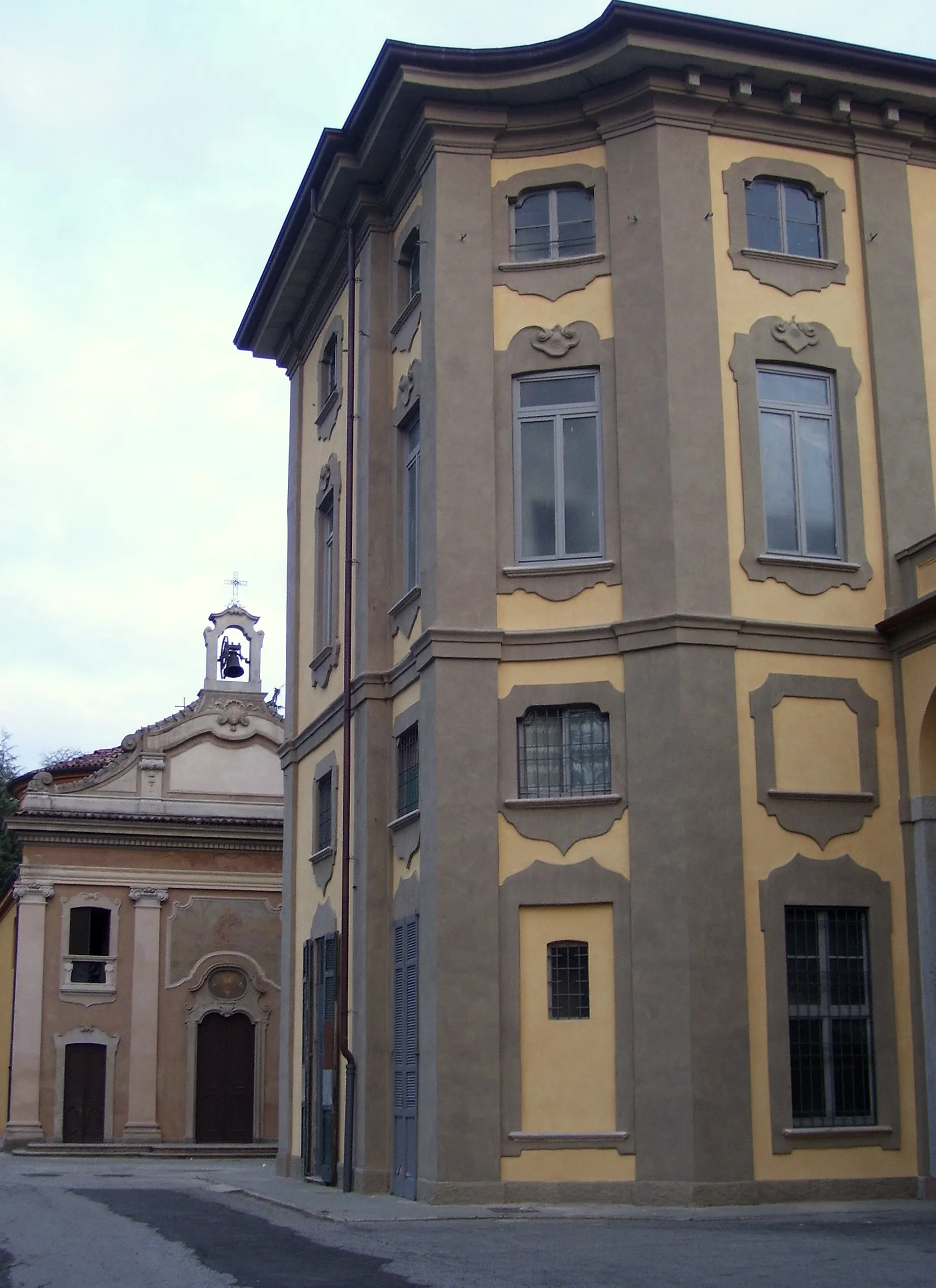 Photo showing: La settecentesca Villa Pusterla (Limbiate) con la facciata della chiesetta di San Fracnesco.
