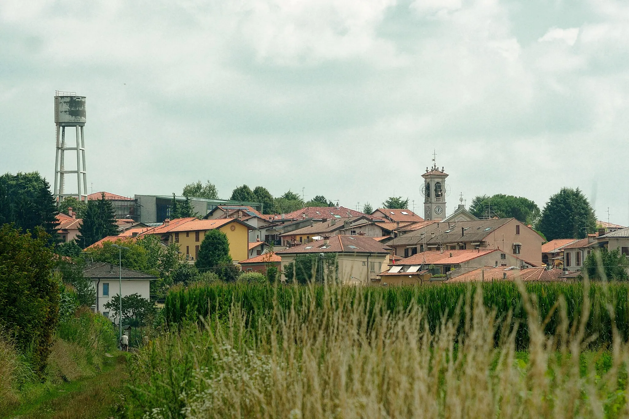 Photo showing: Veniano Inferiore visto dal limitare del bosco del Parco Pineta; si nota la chiesa di Sant'Antonio Abate.