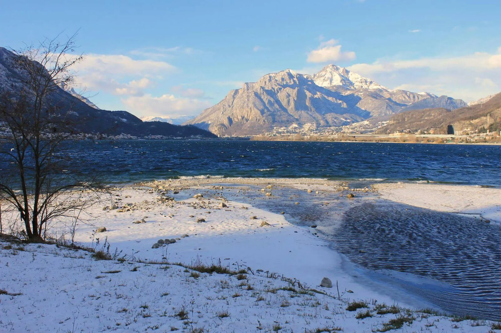 Photo showing: Torrente Gallavesa di Vercurago che sfocia nel lago di Garlate in inverno